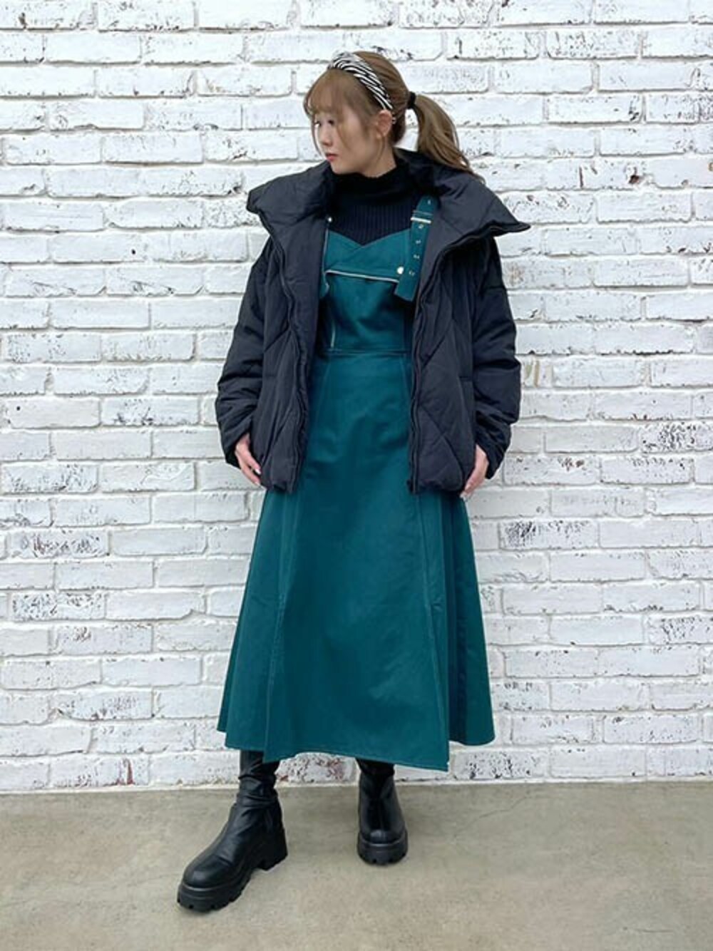 「ビッグシルエット、ライダース、中綿ジャケット、カチューシャ、ハイネックニット、ロングワンピース、RASVOA、スリットワンピース、キルトジャケット、ラスボア」｜「RASVOAのダイヤキルトＢＩＧジャケット（ダウンジャケット/コート、ブラック系）」を使った、RASVOA STAFFさん（レディース・160cm）の冬コーディネートの1枚目の写真