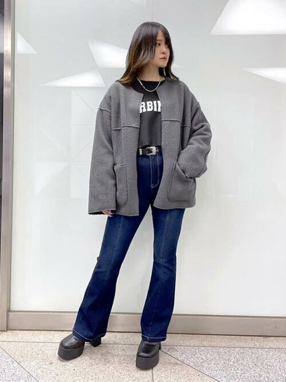 「ロゴニット、ジャガードニット、ボアジャケット、フレアパンツ、ショートニット、厚底ブーツ、コーデュロイジャケット、RASVOA、リバーシブルジャケット、ラスボア」｜「RASVOAのコーデュロイ×ボアリバーシブルジャケット（ノーカラージャケット、グレー系）」を使った、RASVOA STAFFさん（レディース・159cm）の冬コーディネートの1枚目の写真