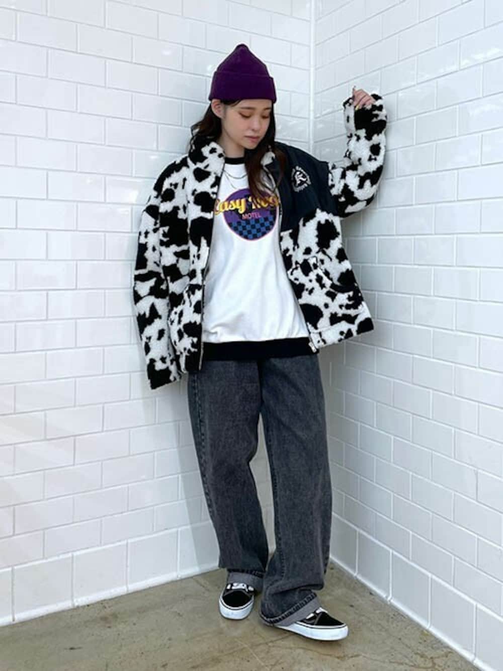「ワイドパンツ、配色、ビーニー、ブラックデニム、プリントスウェット、RASVOA、牛柄、ロゴ刺繍、ボアブルゾン、ラスボア」｜「RASVOAのパターンボアブルゾン（ブルゾン、ホワイト系）」を使った、RASVOA STAFFさん（レディース・159cm）の冬コーディネートの1枚目の写真