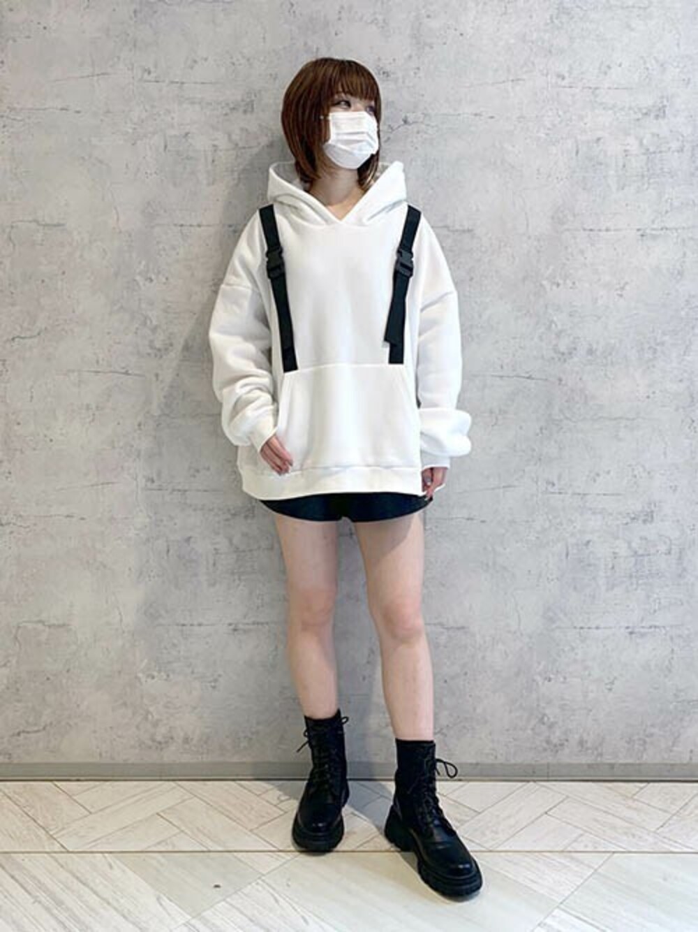 「パーカー、バイカラー、ショートパンツ、プルオーバーパーカー、オーバーサイズ、レースアップブーツ、ベルト付き、スウェットパーカー、RASVOA、ラスボア」｜「RASVOAのアジャスターバックルパーカー（パーカー、ホワイト系）」を使った、RASVOA STAFFさん（レディース・155cm）の冬コーディネートの1枚目の写真