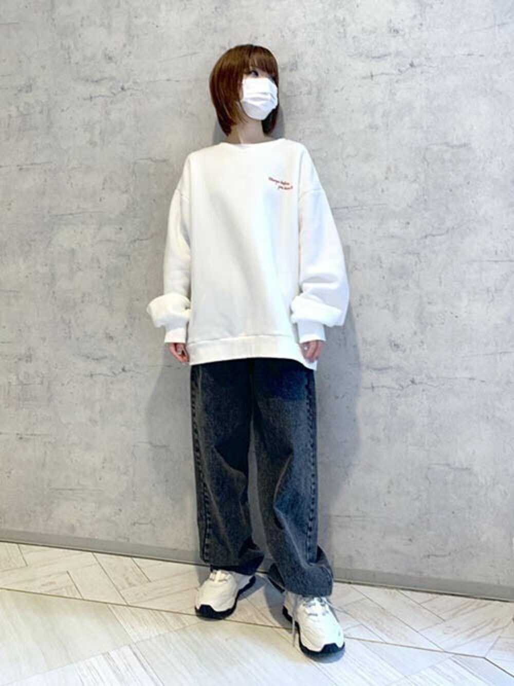 「ビッグシルエット、オーバーサイズ、スニーカーコーデ、タックパンツ、プリントスウェット、バックプリント、ストリートMIX、RASVOA、AKIIICLASSIC、ラスボア」｜「RASVOAのバックロゴベーシックスウェット（スウェット、ホワイト系）」を使った、RASVOA STAFFさん（レディース・155cm）の冬コーディネートの1枚目の写真