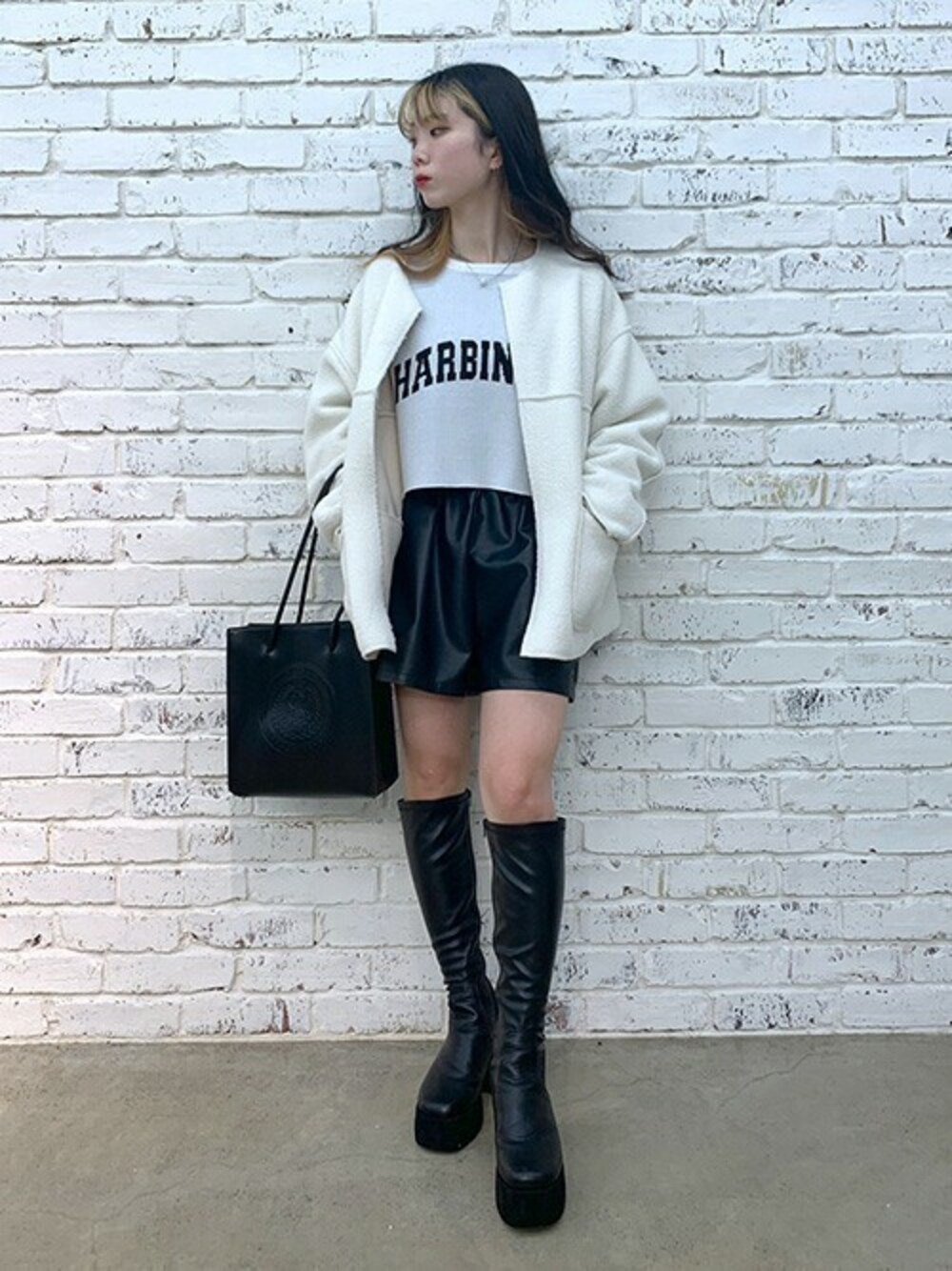 「コーデュロイ、ジャガードニット、ボアジャケット、フェイクレザー、ショートニット、レザーショートパンツ、ロゴトート、RASVOA、リバーシブルジャケット、ラスボア」｜「RASVOAのコーデュロイ×ボアリバーシブルジャケット（ノーカラージャケット、ホワイト系）」を使った、RASVOA STAFFさん（レディース・163cm）の冬コーディネートの1枚目の写真