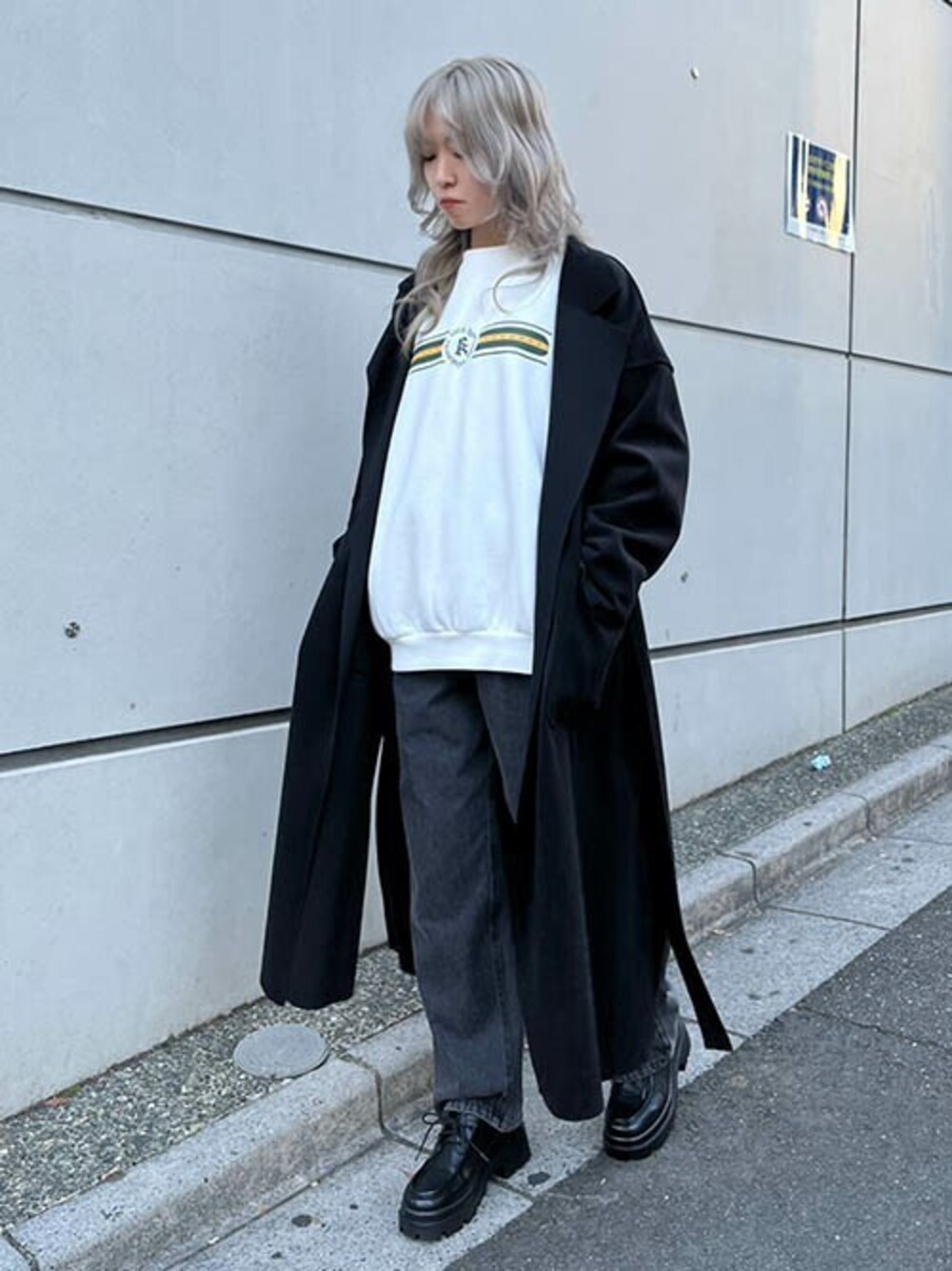 「スウェット、ロングコート、ワイドパンツ、レトロ、テーラードコート、プリントスウェット、ビッグスウェット、RASVOA、モックシューズ、ラスボア」｜「RASVOAのフェイクウールテーラーロングコート（その他アウター、ブラック系）」を使った、RASVOA STAFFさん（レディース・162cm）の冬コーディネートの1枚目の写真