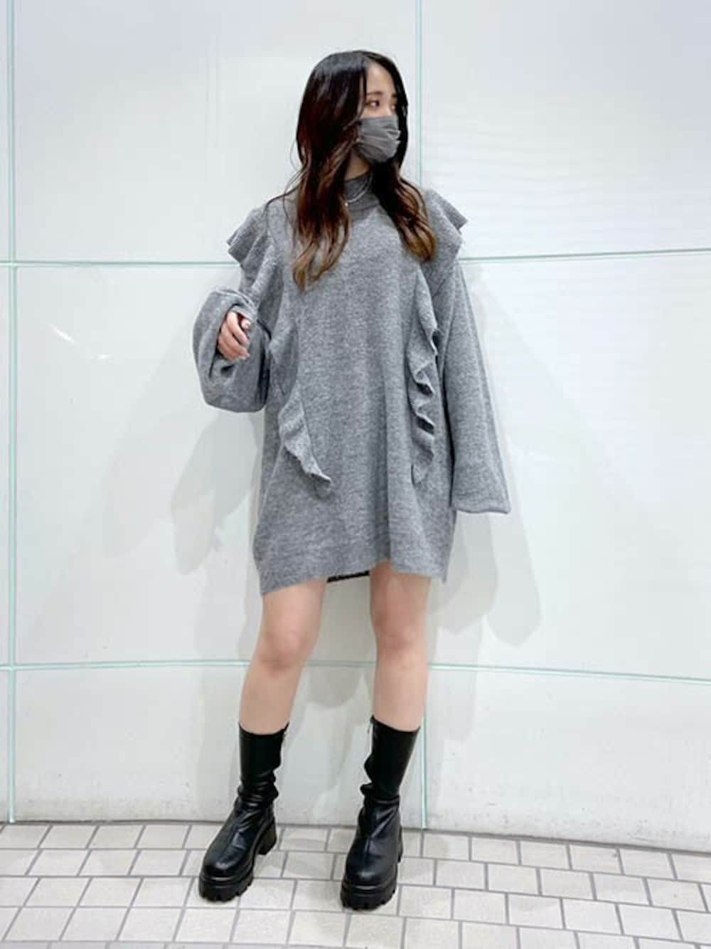 「ニットワンピース、モヘアニット、グレーニット、フリルニット、ミニワンピ、厚底ブーツ、袖フリル、フリルワンピース、RASVOA、ラスボア」｜「RASVOAのモヘアフリルニットワンピース（ワンピース、グレー系）」を使った、RASVOA STAFFさん（レディース・159cm）の冬コーディネートの1枚目の写真