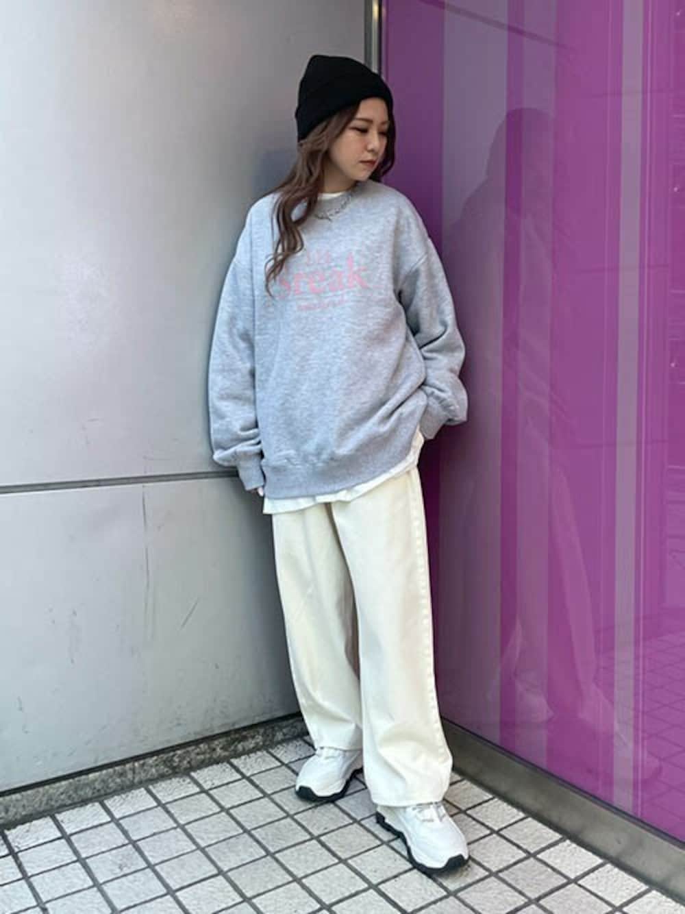 「ロンT、オーバーサイズ、ワイドパンツ、ユニセックス、ビーニー、白パンツ、プリントスウェット、ビッグスウェット、RASVOA、ラスボア」｜「RASVOAのＬＩＥトレーナー/スウェット（スウェット、グレー系）」を使った、RASVOA STAFFさん（レディース・155cm）の冬コーディネートの1枚目の写真