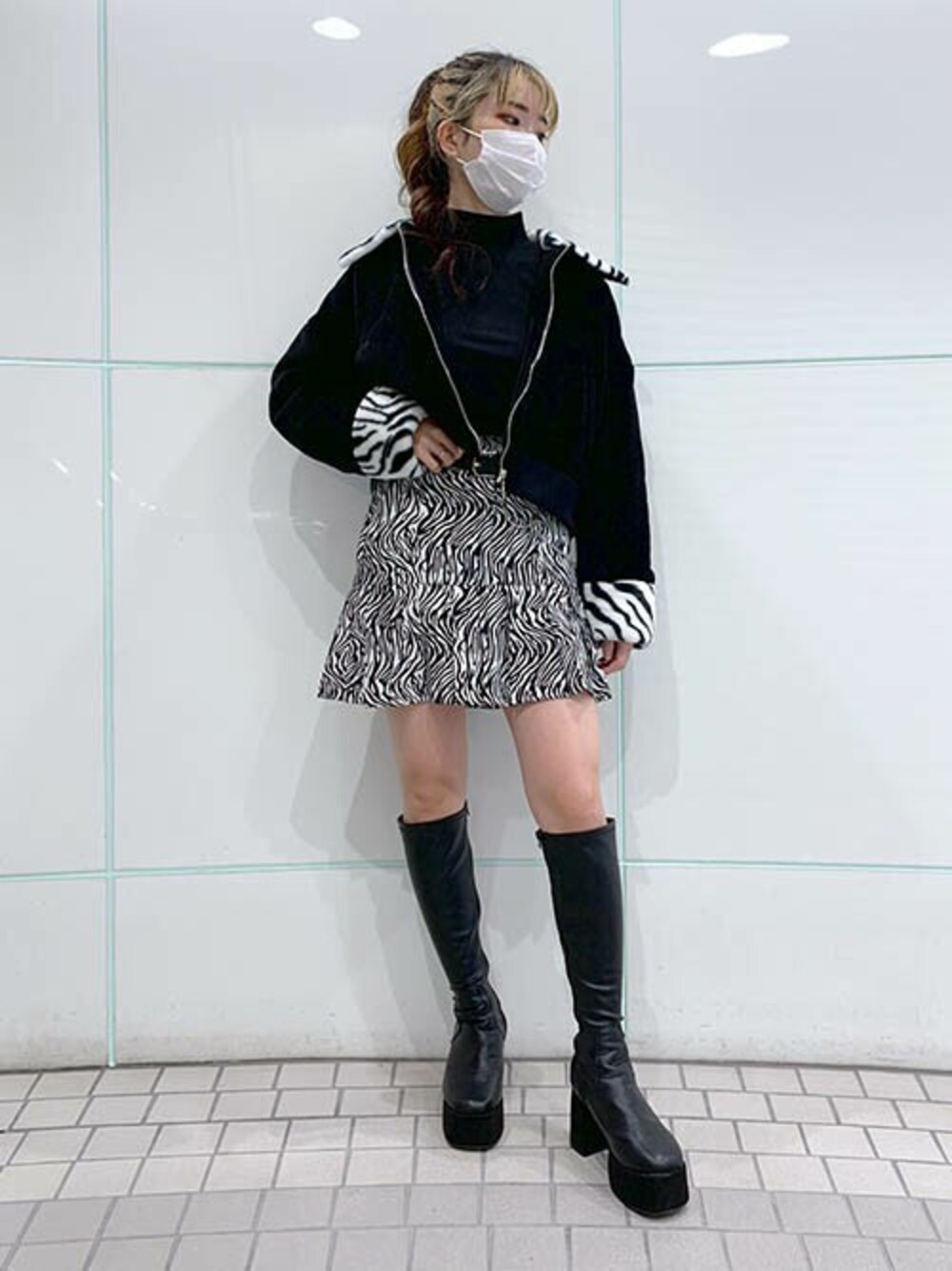 「ミニスカート、モノトーン、ロングブーツ、ファー付きコート、プリーツスカート、ショートジャケット、セットアップ風、ゼブラ柄、RASVOA、ラスボア」｜「RASVOAのゼブラ襟ショートジャケット（ブルゾン、ブラック系）」を使った、RASVOA STAFFさん（レディース・163cm）の冬コーディネートの1枚目の写真