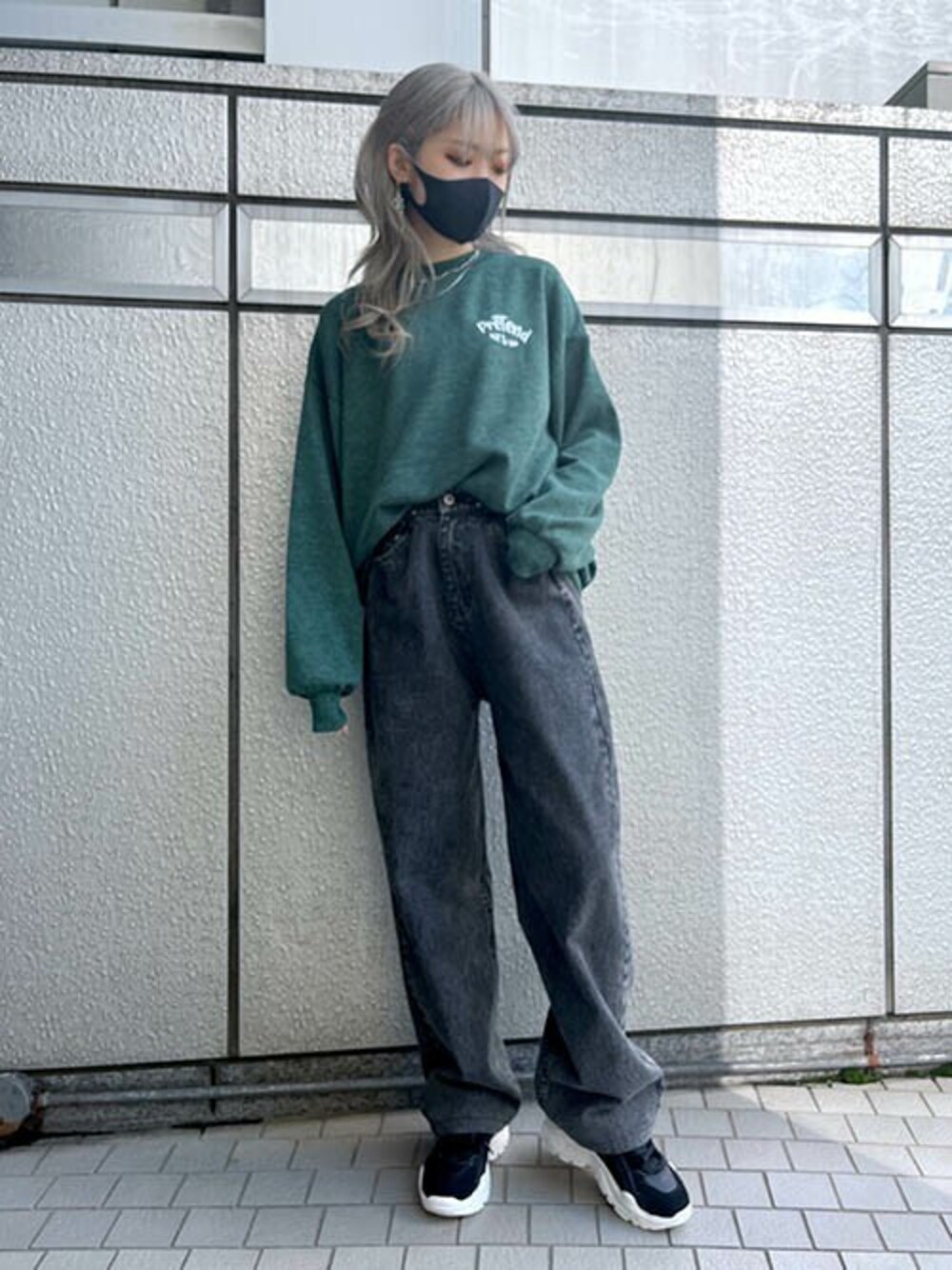 「ニットソー、タックパンツ、ブラックデニム、ワンポイント、ルーズパンツ、ルーズシルエット、刺繍トップス、RASVOA、AKIIICLASSIC、ラスボア」｜「RASVOAのワンポイント刺繍ニットソープルオーバー（ニット/セーター、グリーン系）」を使った、RASVOA STAFFさん（レディース・162cm）の冬コーディネートの1枚目の写真
