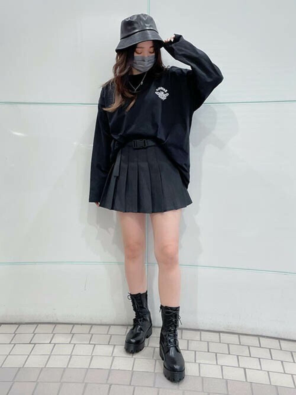 「オールブラック、ミニスカート、プリーツスカート、レースアップブーツ、ワンポイント、プリントT、バックプリント、ビッグT、RASVOA、ラスボア」｜「RASVOAのＢｅｅ　ロンＴ（Tシャツ/カットソー、ブラック系）」を使った、RASVOA STAFFさん（レディース・159cm）の冬コーディネートの1枚目の写真