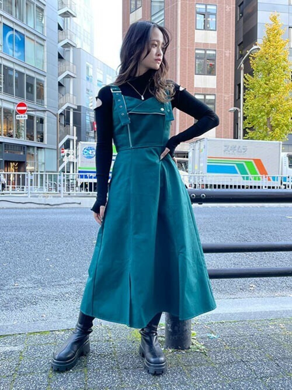 「ライダース、ジャンパースカート、ロングワンピース、厚底ブーツ、フレアワンピース、肩あき、RASVOA、スリットワンピース、ラスボア、メロートップス」｜「RASVOAのライダーパターンスリットワンピース（ワンピース、グリーン系）」を使った、RASVOA STAFFさん（レディース・159cm）の冬コーディネートの1枚目の写真