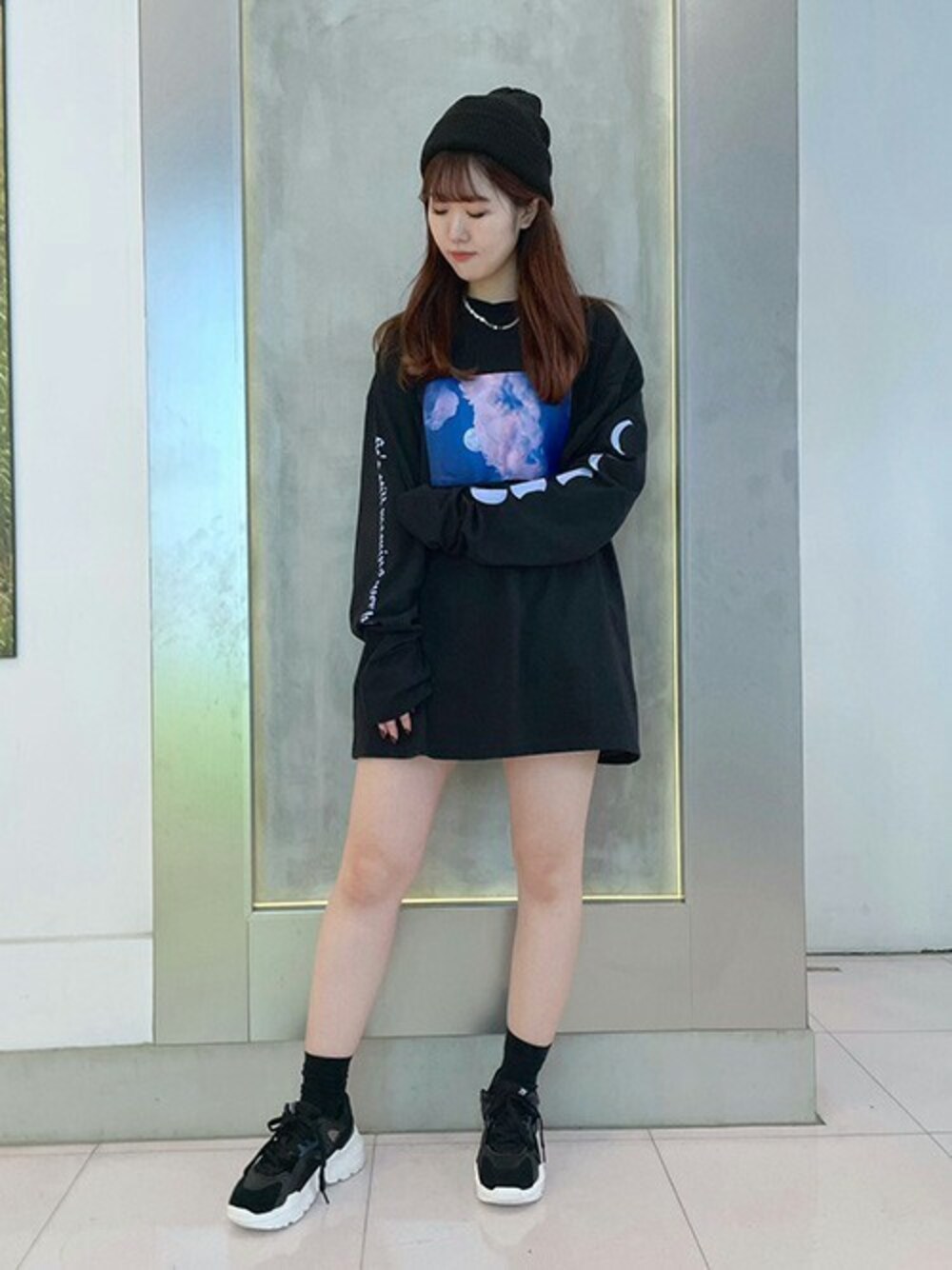 「ロンT、ビーニー、プリントT、Tシャツワンピ、ビッグT、月、グラフィックＴ、RASVOA、moon、ラスボア」｜「RASVOAのＭＯＯＮ　ロンＴ（Tシャツ/カットソー、ブラック系）」を使った、RASVOA STAFFさん（レディース・160cm）の冬コーディネートの1枚目の写真
