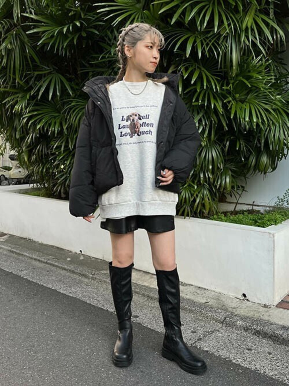 「スウェット、ショーパン、中綿ジャケット、ロングブーツ、プリントスウェット、dog、フォトプリント、RASVOA、ラスボア、トラックソールブーツ」｜「RASVOAのＤｏｇフォトトレーナー（スウェット、グレー系）」を使った、RASVOA STAFFさん（レディース・162cm）の冬コーディネートの1枚目の写真