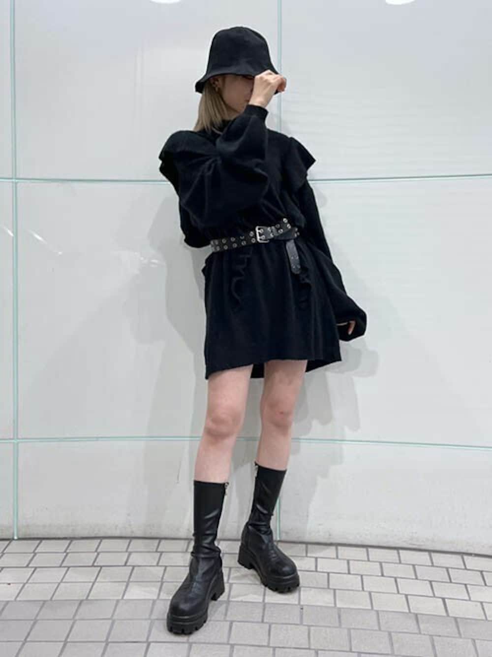 「オールブラック、ニットワンピース、モヘアニット、ウエストマーク、ミニワンピ、厚底ブーツ、チューリップハット、フリルワンピース、RASVOA、ラスボア」｜「RASVOAのモヘアフリルニットワンピース（ワンピース、ブラック系）」を使った、RASVOA STAFFさん（レディース・162cm）の冬コーディネートの1枚目の写真