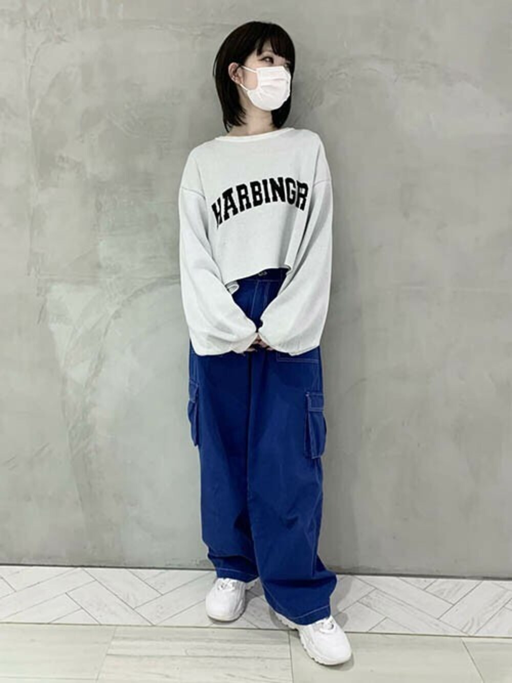 「カラーパンツ、青、ロゴニット、ジャガードニット、デザインパンツ、ショートニット、カレッジロゴ、RASVOA、ボリューム袖、ラスボア」｜「RASVOAのジャガードショートニット（ニット/セーター、ホワイト系）」を使った、RASVOA STAFFさん（レディース・155cm）の冬コーディネートの1枚目の写真