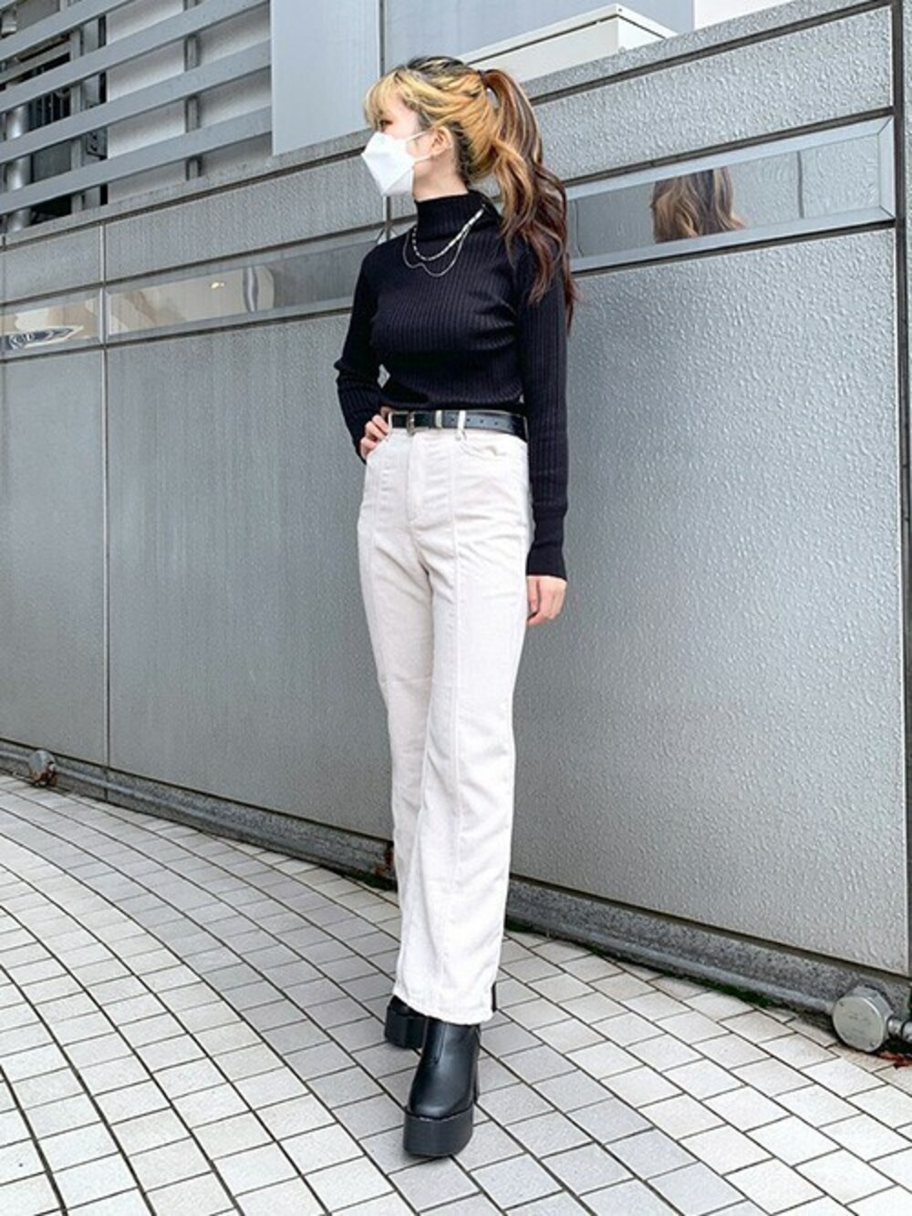 「ニット、大人カジュアル、コーデュロイパンツ、２ＷＡＹ、ハイネックニット、厚底ブーツ、RASVOA、センタープレスパンツ、もちもちニット、ラスボア」｜「RASVOAの前後２ＷＡＹモチモチニット（ニット/セーター、ブラック系）」を使った、RASVOA STAFFさん（レディース・163cm）の冬コーディネートの1枚目の写真