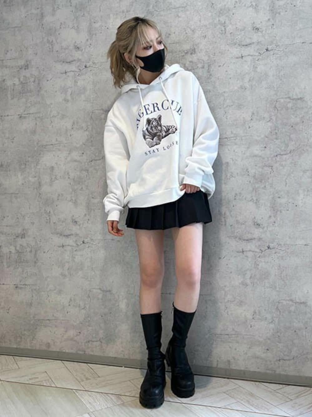 「ミニスカート、プリーツスカート、モノトーンコーデ、プリントスウェット、スウェットパーカー、ロゴパーカー、厚底ブーツ、虎、RASVOA、ラスボア」｜「RASVOAのＴＩＧＥＲパーカー（パーカー、ホワイト系）」を使った、RASVOA STAFFさん（レディース・162cm）の冬コーディネートの1枚目の写真