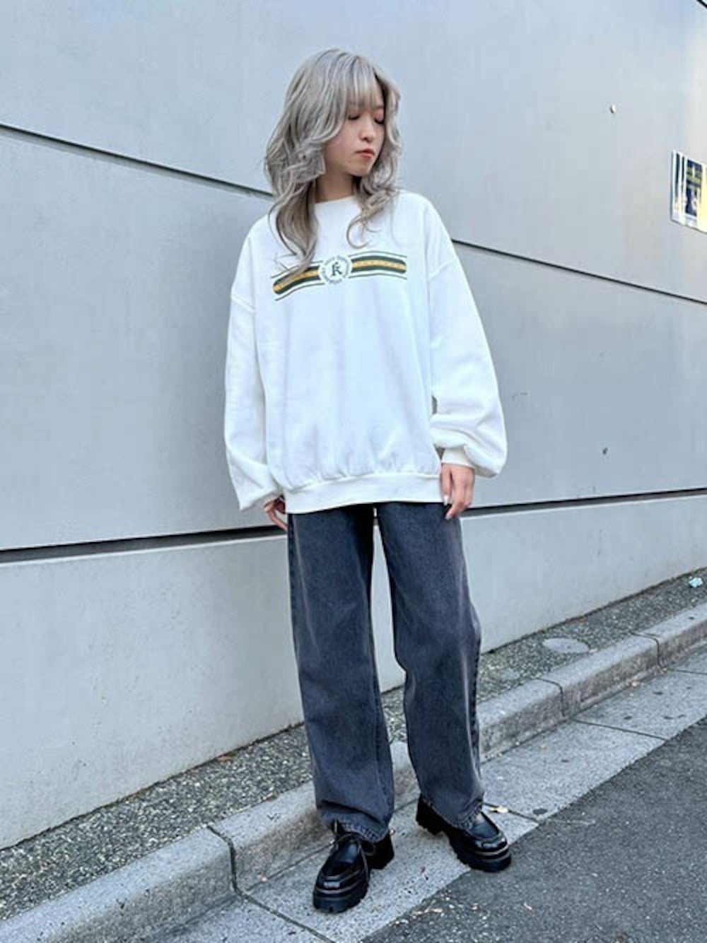 「スウェット、オーバーサイズ、タックパンツ、ブラックデニム、プリントスウェット、ビッグスウェット、ルーズシルエット、ワイドデニム、RASVOA、ラスボア」｜「RASVOAのレトロトレーナー/スウェット（スウェット、ホワイト系）」を使った、RASVOA STAFFさん（レディース・162cm）の冬コーディネートの1枚目の写真