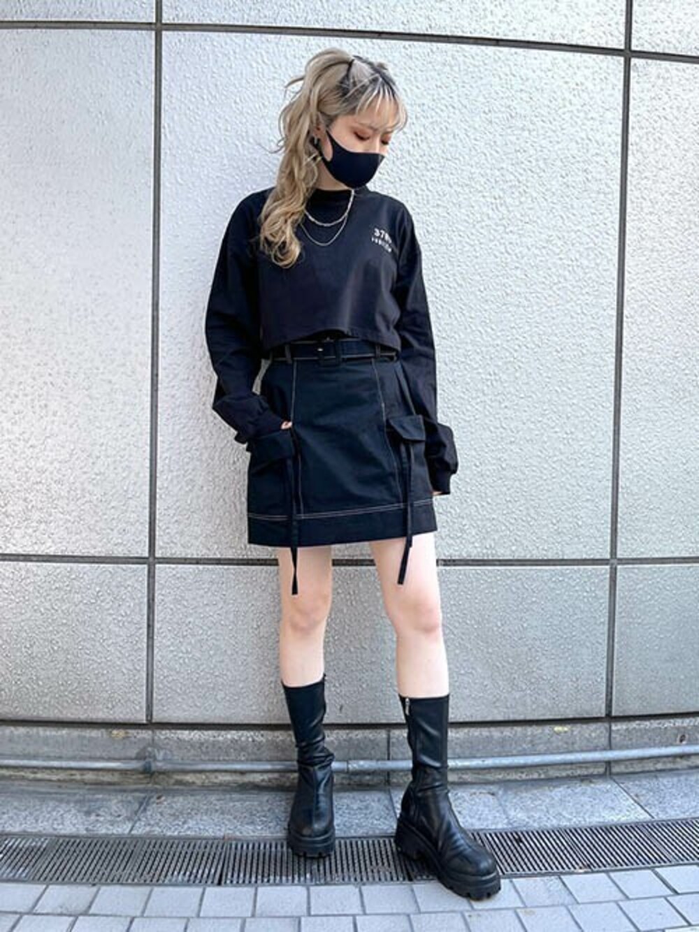 「オールブラック、ミニスカート、ロンT、ポケット、プリントT、クロップドトップス、ショート丈トップス、RASVOA、配色ステッチ、ラスボア」｜「RASVOAのクロップドロンＴ（Tシャツ/カットソー、ブラック系）」を使った、RASVOA STAFFさん（レディース・162cm）の冬コーディネートの1枚目の写真