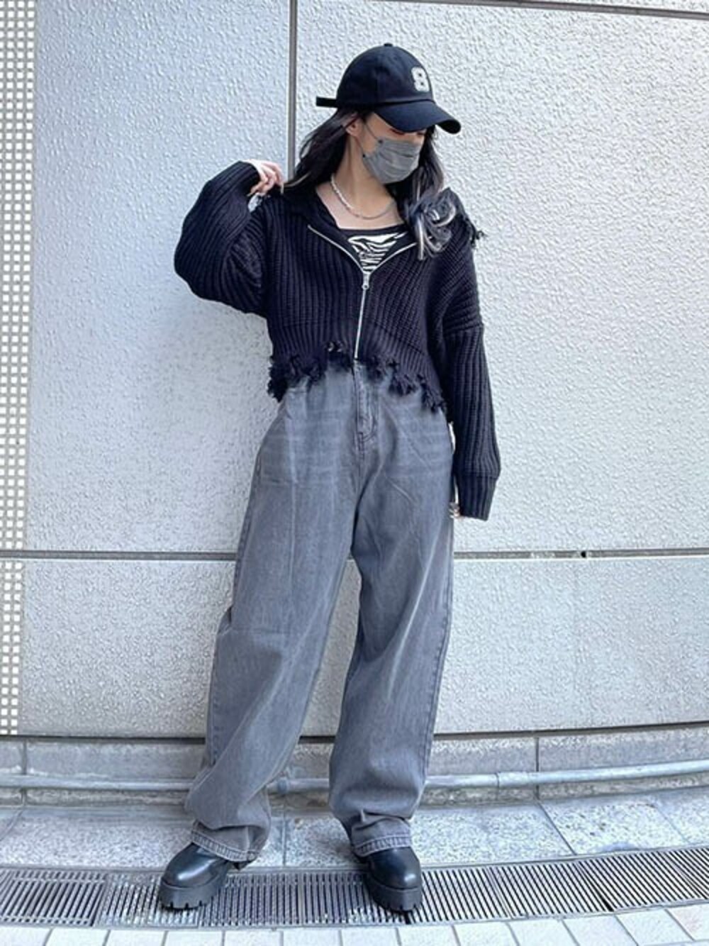 「ジップパーカ、ニットパーカー、ワイドパンツ、タックパンツ、ロゴキャップ、ショート丈トップス、ゼブラ柄、RASVOA、ダメージニット、ラスボア」｜「RASVOAのダメージニットパーカー（ニット/セーター、ブラック系）」を使った、RASVOA STAFFさん（レディース・159cm）の冬コーディネートの1枚目の写真