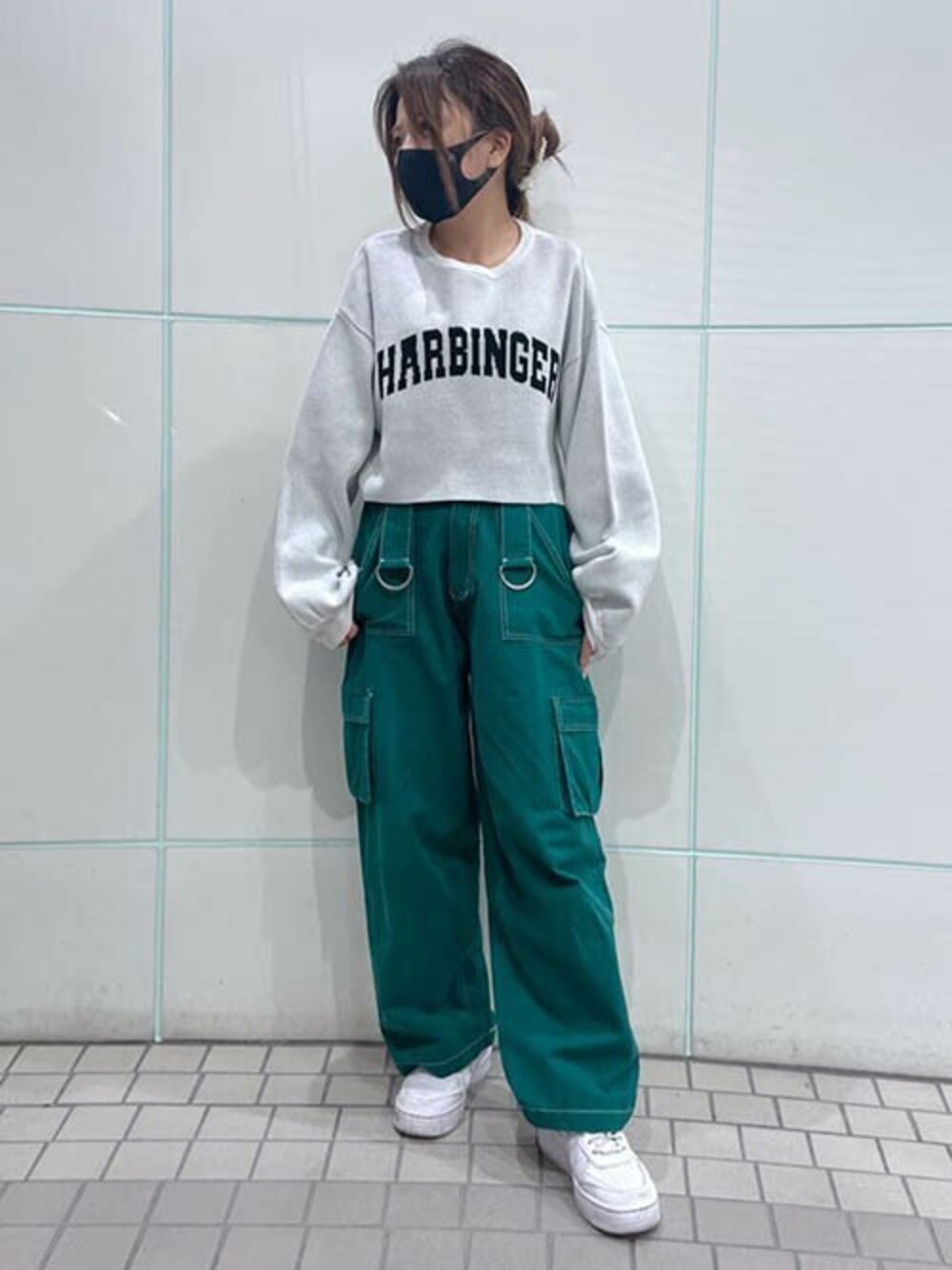 「カラーパンツ、ロゴニット、ジャガードニット、クロップドトップス、ショートニット、カジュアルコーデ、カレッジロゴ、RASVOA、袖ボリューム、ラスボア」｜「RASVOAのジャガードショートニット（ニット/セーター、ホワイト系）」を使った、RASVOA STAFFさん（レディース・155cm）の冬コーディネートの1枚目の写真