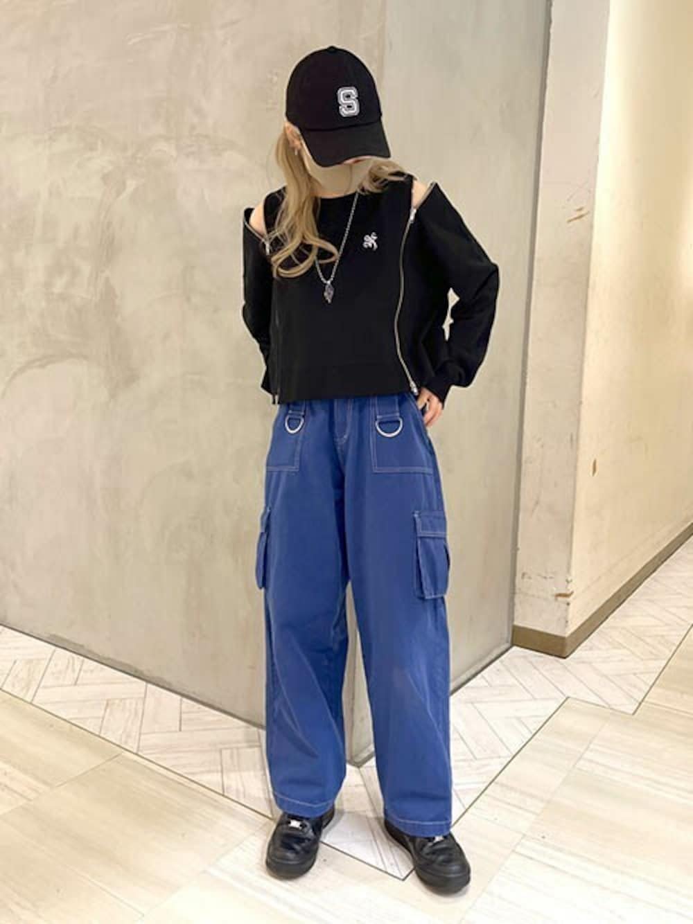 「スウェット、カラーパンツ、ダブルジップ、デザインパンツ、肩出し、ロゴキャップ、肩あき、刺繍トップス、RASVOA、ラスボア」｜「RASVOAのダブルジップトレーナー／スウェット（スウェット、ホワイト系）」を使った、RASVOA STAFFさん（レディース・162cm）の冬コーディネートの1枚目の写真