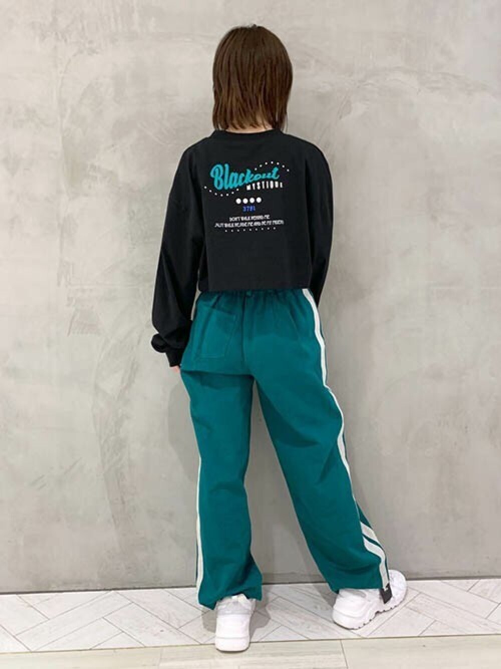 「カラーパンツ、ロンT、配色、プリントT、バックプリント、クロップドTシャツ、ショート丈トップス、RASVOA、ラインパンツ、ラスボア」｜「RASVOAのクロップドロンＴ（Tシャツ/カットソー、ブラック系）」を使った、RASVOA STAFFさん（レディース・155cm）の冬コーディネートの1枚目の写真