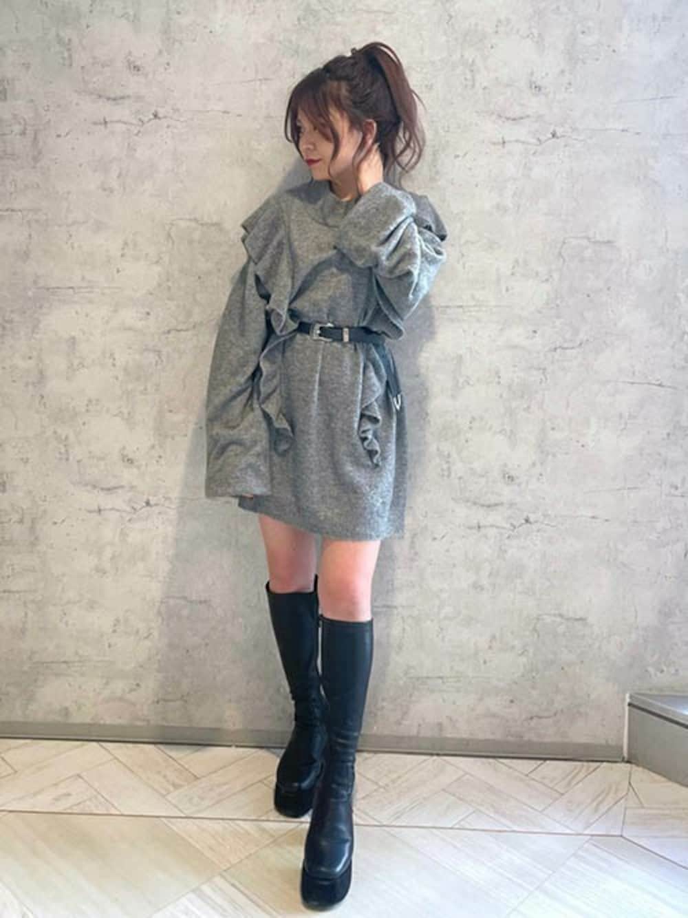 「ニットワンピース、ロングブーツ、モヘアニット、フリルニット、ミニワンピ、ウエストベルト、厚底ブーツ、フリルワンピース、RASVOA、ラスボア」｜「RASVOAのモヘアフリルニットワンピース（ワンピース、グレー系）」を使った、RASVOA STAFFさん（レディース・155cm）の冬コーディネートの1枚目の写真