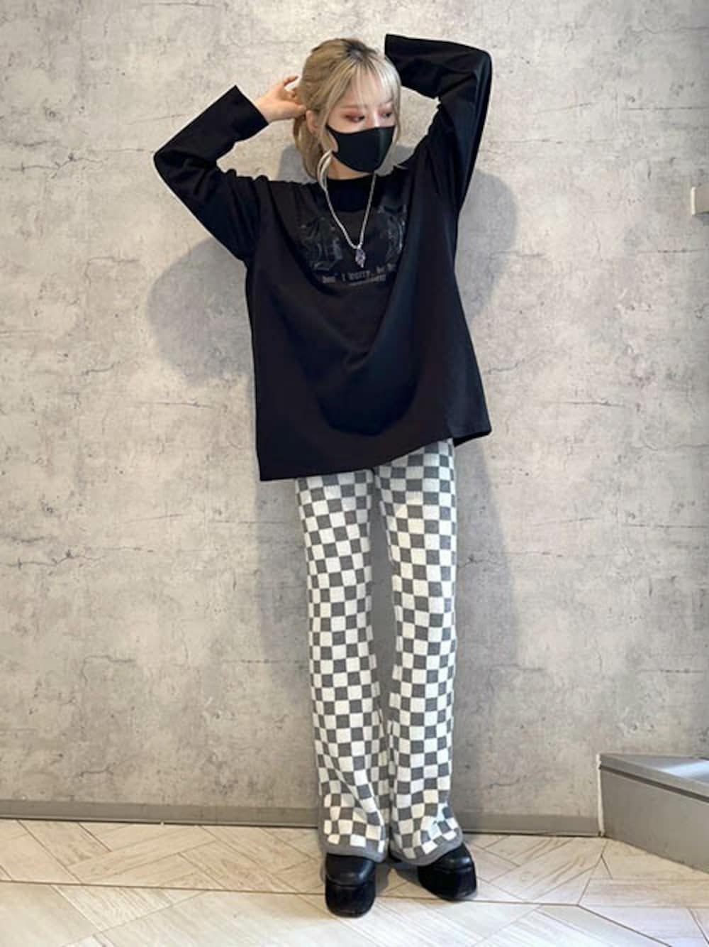 「ブロックチェック、ロンT、ニットパンツ、プリントT、フレアパンツ、ビッグT、RASVOA、ジェル、市松模様、ラスボア」｜「RASVOAのジェルプリントロゴロンＴ（Tシャツ/カットソー、ブラック系）」を使った、RASVOA STAFFさん（レディース・162cm）の冬コーディネートの1枚目の写真