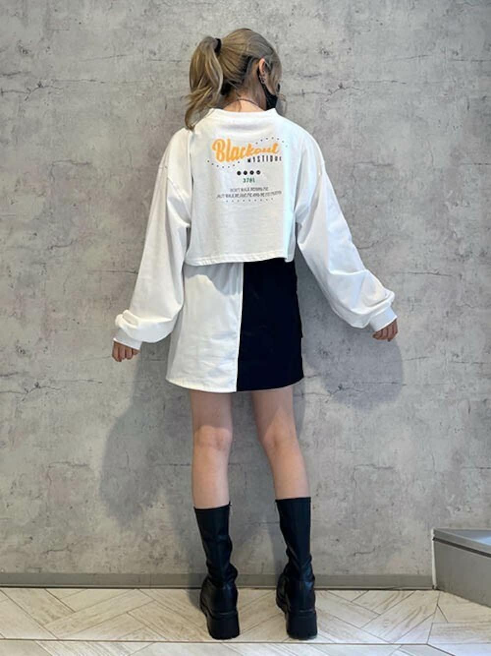 「ロンT、ミドルブーツ、モノトーンコーデ、ツートンカラー、バックプリント、クロップドTシャツ、ショート丈トップス、RASVOA、ラスボア、配色スカート」｜「RASVOAのクロップドロンＴ（Tシャツ/カットソー、ホワイト系）」を使った、RASVOA STAFFさん（レディース・162cm）の冬コーディネートの1枚目の写真