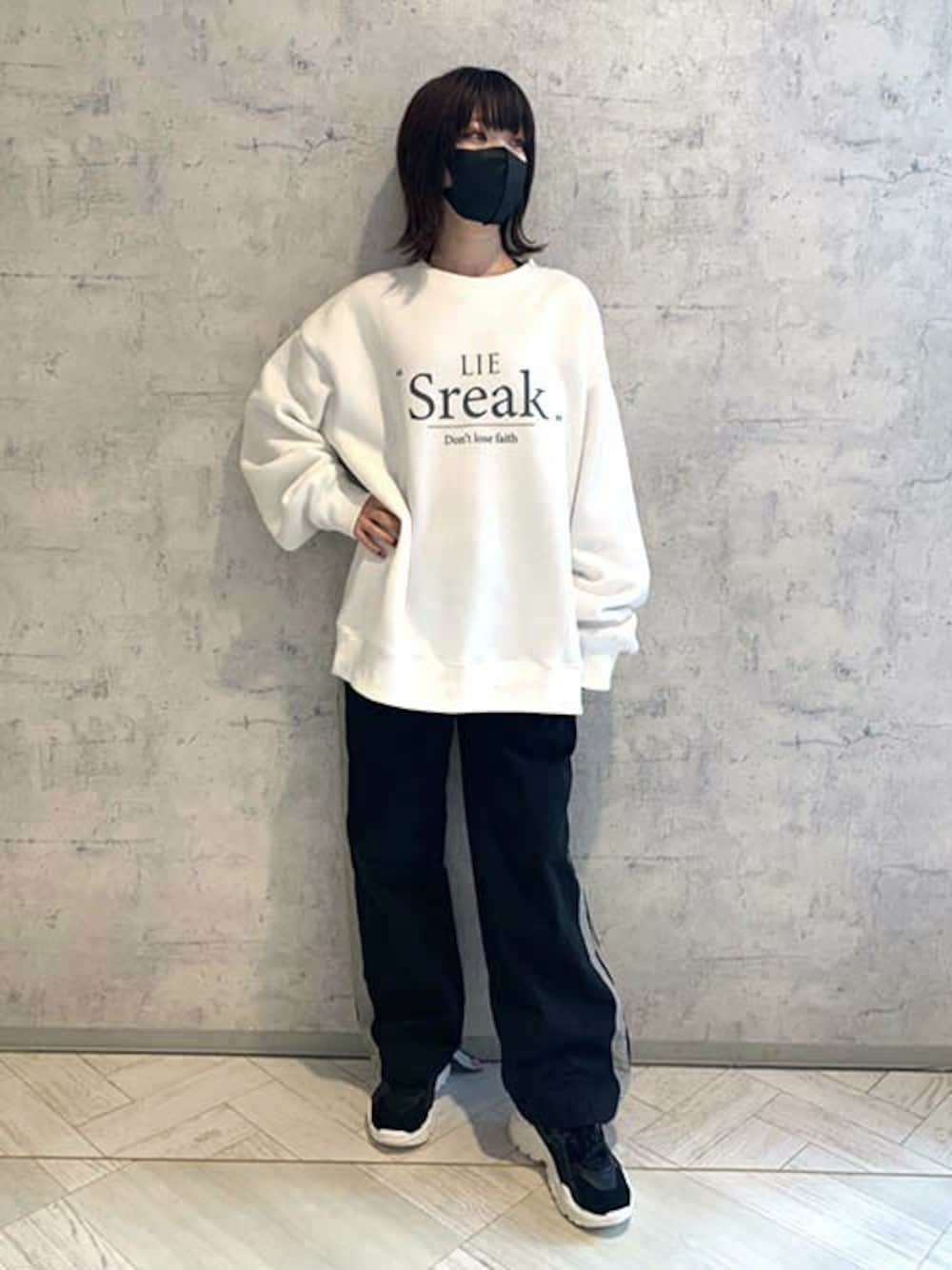 「ビッグシルエット、チノパン、オーバーサイズ、スニーカーコーデ、メンズライク、プリントスウェット、ビッグスウェット、RASVOA、ラインパンツ、ラスボア」｜「RASVOAのＬＩＥトレーナー/スウェット（スウェット、ホワイト系）」を使った、RASVOA STAFFさん（レディース・155cm）の冬コーディネートの1枚目の写真