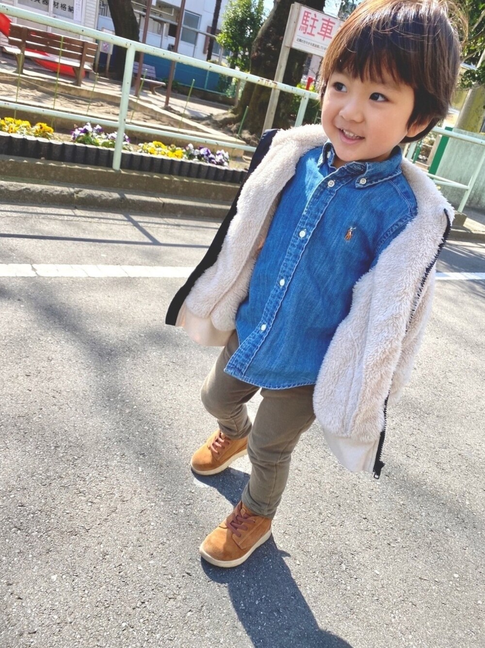 ブルー系のシャツ/ブラウス、ホワイト系のその他アウター、グリーン系のその他パンツを着用したキッズの冬コーディネートの1枚目の写真