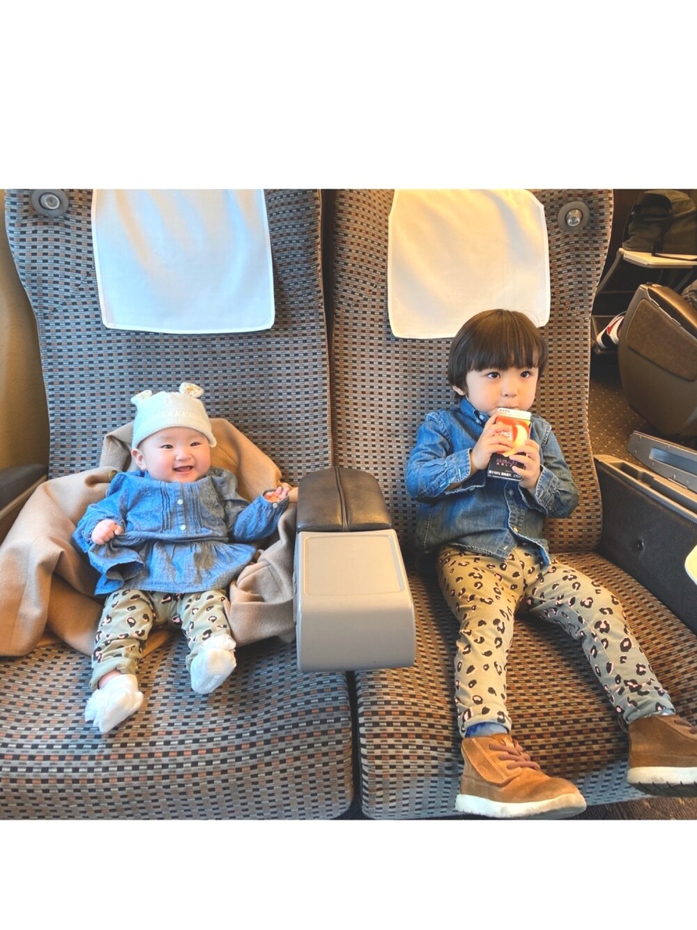 ブルー系のシャツ/ブラウス、グリーン系のパンツ、ブラウン系のスニーカーを着用したキッズの冬コーディネートの1枚目の写真