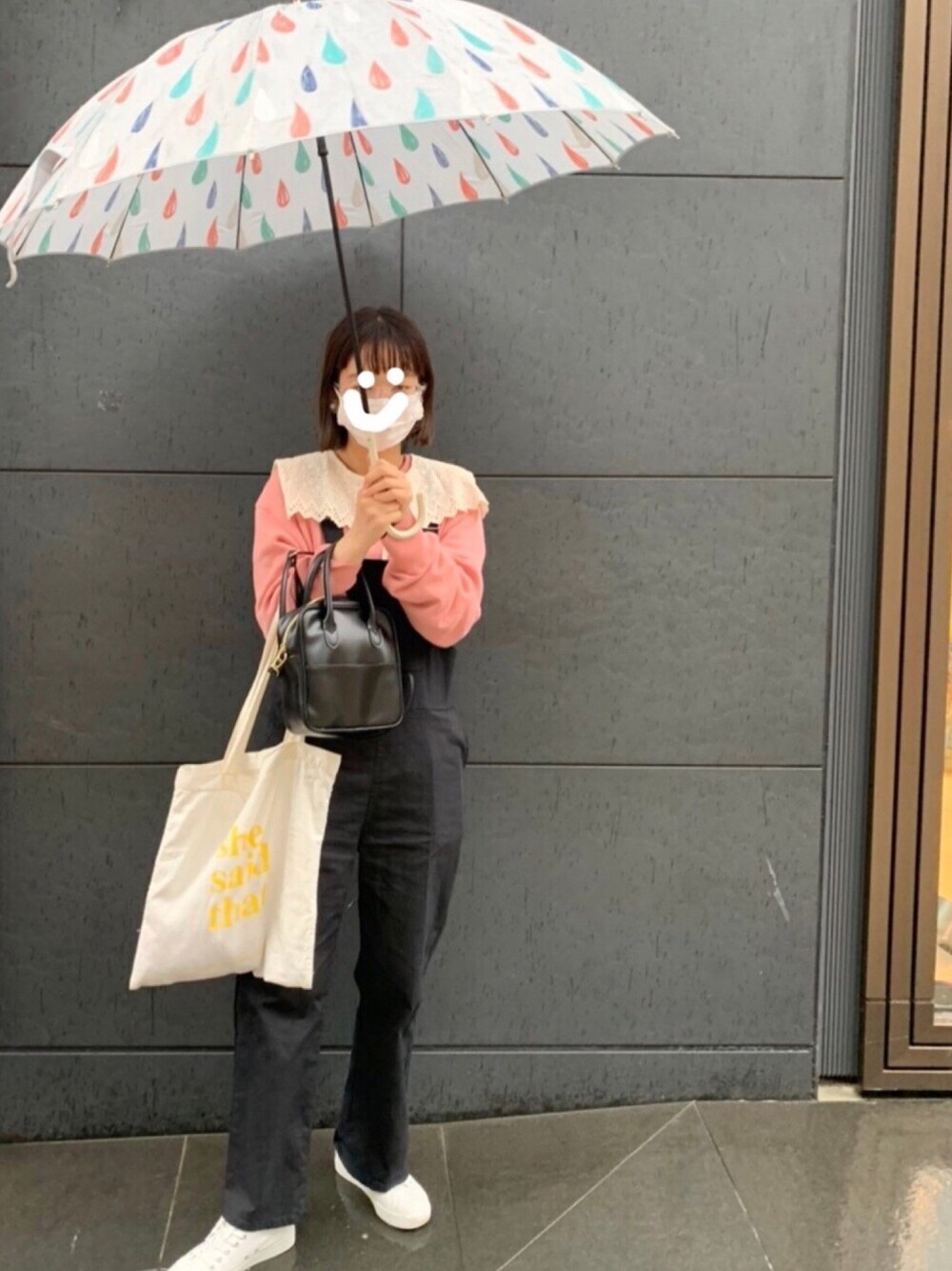 「オーバーオール、サロペット、黒サロペット、トレーナー、つけ襟、雨の日、ピンクトレーナー」｜「UNIQLOのアイテム（スウェット、ピンク系）」を使った、motaさん（レディース・165cm）の春コーディネートの1枚目の写真