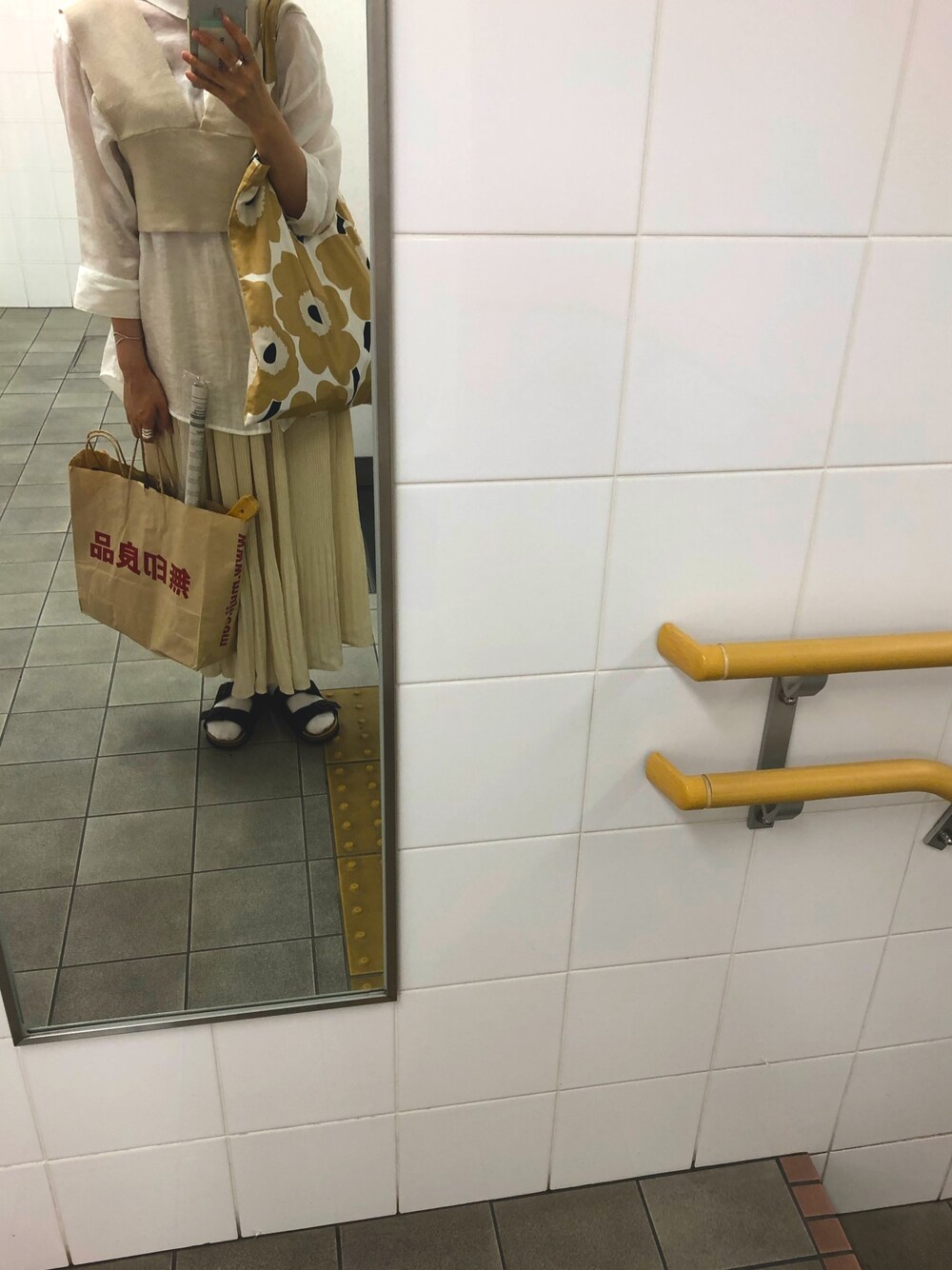 「ビスチェ、休日スタイル、ロングスカート、白コーデ」｜「marimekkoのアイテム（バッグ、ベージュ系）」を使った、motaさん（レディース・165cm）の春コーディネートの1枚目の写真