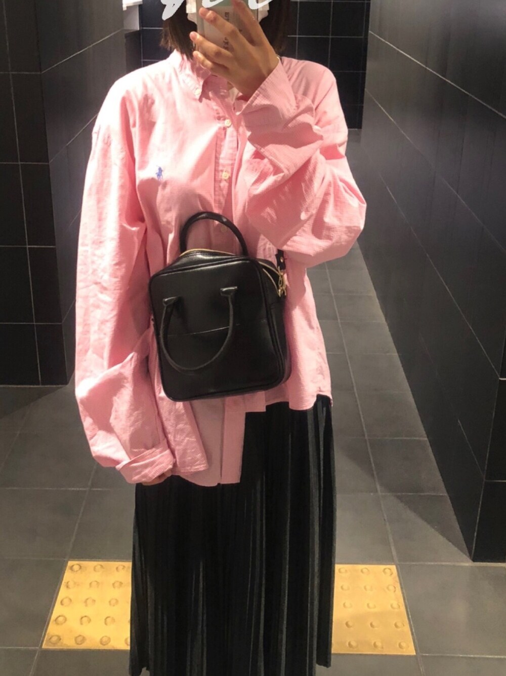 「ラルフローレンシャツ、ラルフローレン、ピンクシャツ、ピンクコーデ、これが私をアゲる服」｜「nuguのアイテム（ショルダーバッグ、ブラック系）」を使った、motaさん（レディース・165cm）の春コーディネートの1枚目の写真