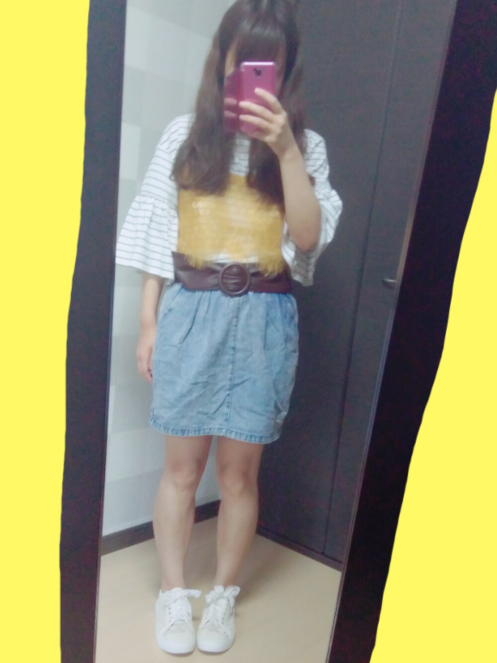 イエロー系のTシャツ/カットソー、ホワイト系のスニーカー、ブラウン系のベルトを着用したレディースの春コーディネートの1枚目の写真