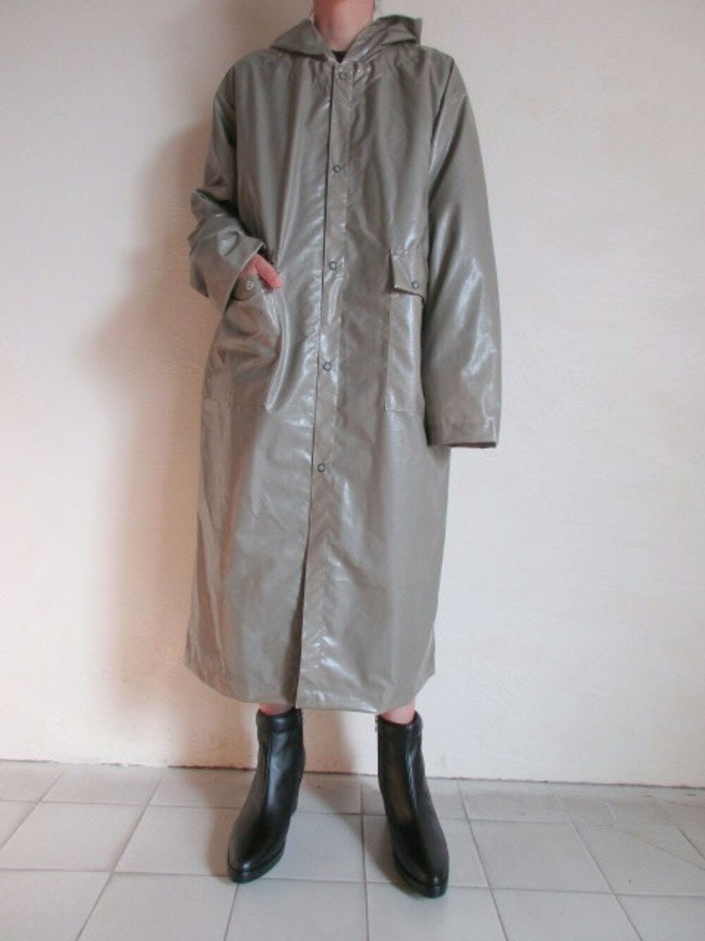 「コート、カジュアル、シンプル、グレー、ストリート、カーキ、ロング、レインコート、banal chic bizarre、TITY」｜「banal chic bizarreのbanal chic bizarre RAIN COAT（ブーツ、グレー系）」を使った、TITY niigataさん（レディース・160cm）の冬コーディネートの1枚目の写真