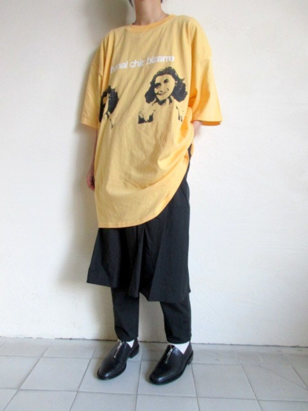 「イエロー、Tシャツ、ストリート、オーバーサイズ、大人カジュアル、ハンドメイド、プリントT、春コーデ、banal chic bizarre、TITY」｜「banal chic bizarreのbanal chic bizarre HAND PRINT T-SHIRT・A（Tシャツ/カットソー、イエロー系）」を使った、TITY niigataさん（レディース・160cm）の冬コーディネートの1枚目の写真