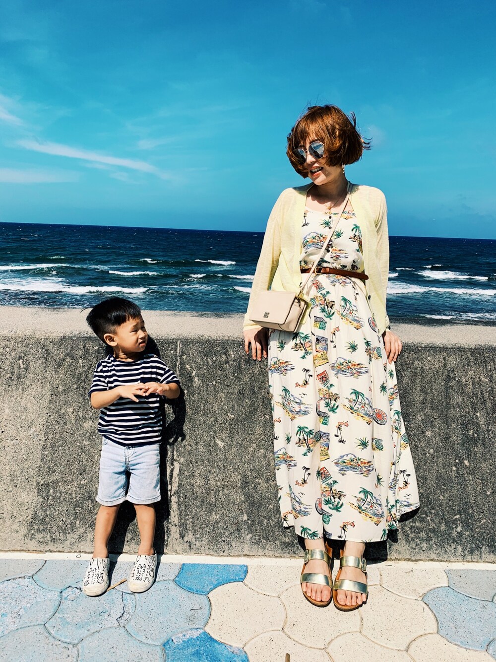 「fitflopのアイテム（サンダル、ゴールド系）」を使った、Yantong Liouさん（レディース・158cm）の夏コーディネートの1枚目の写真