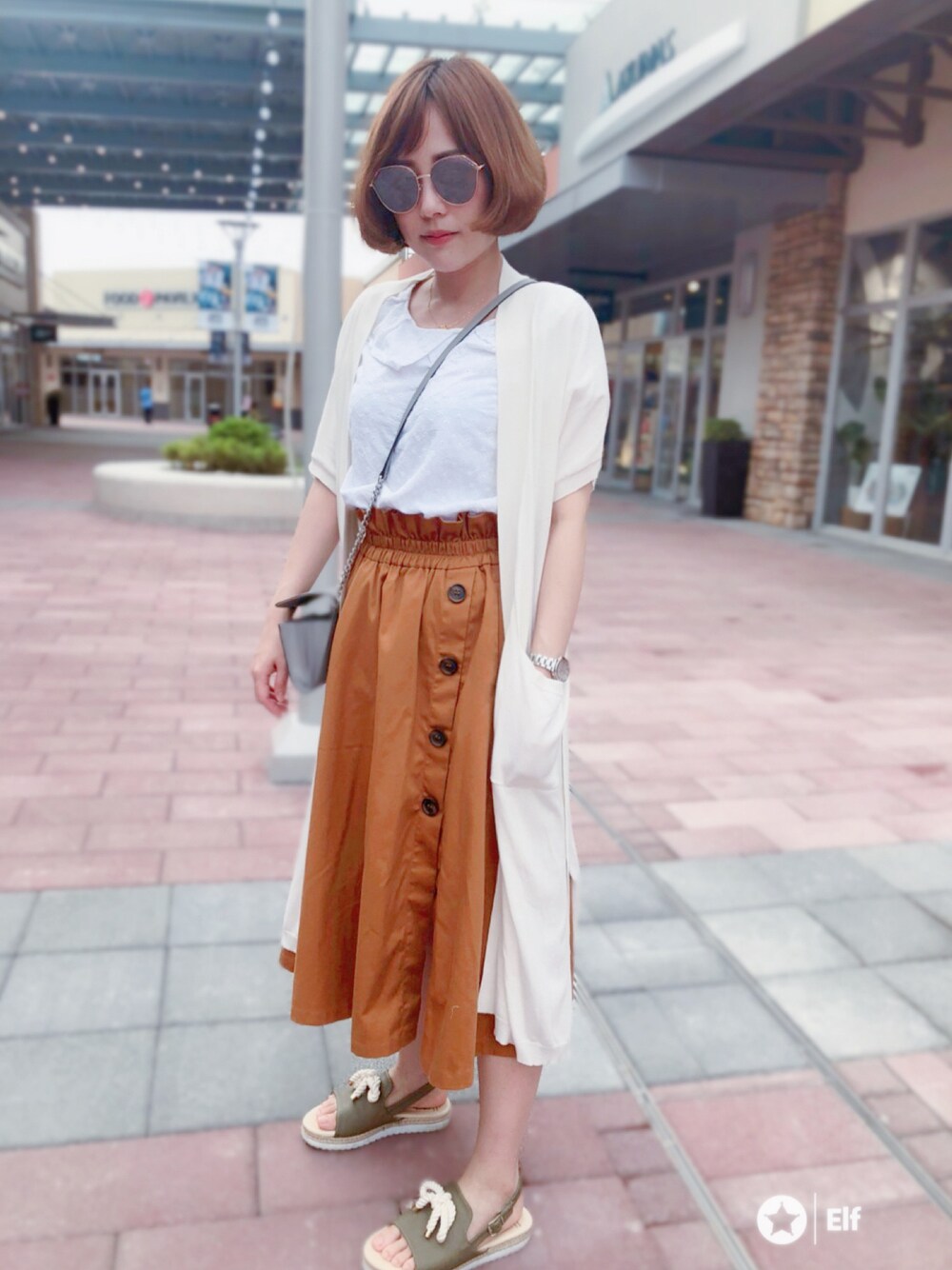 「E hyphen world galleryのアイテム（スカート、ブラウン系）」を使った、Yantong Liouさん（レディース・158cm）の夏コーディネートの1枚目の写真