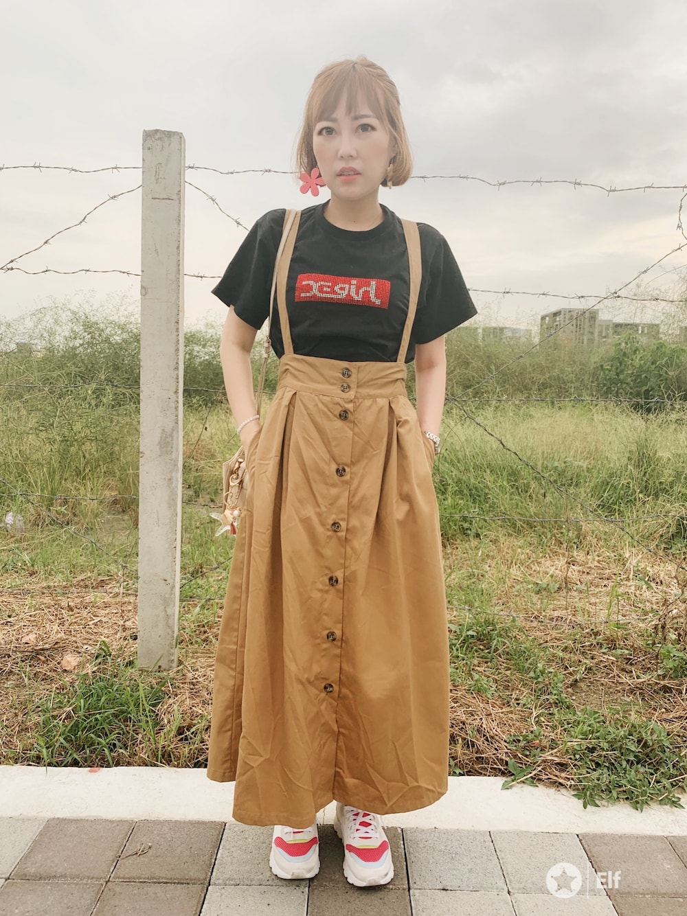 「X-girlのアイテム（Tシャツ/カットソー、ブラック系）」を使った、Yantong Liouさん（レディース・158cm）の秋コーディネートの1枚目の写真