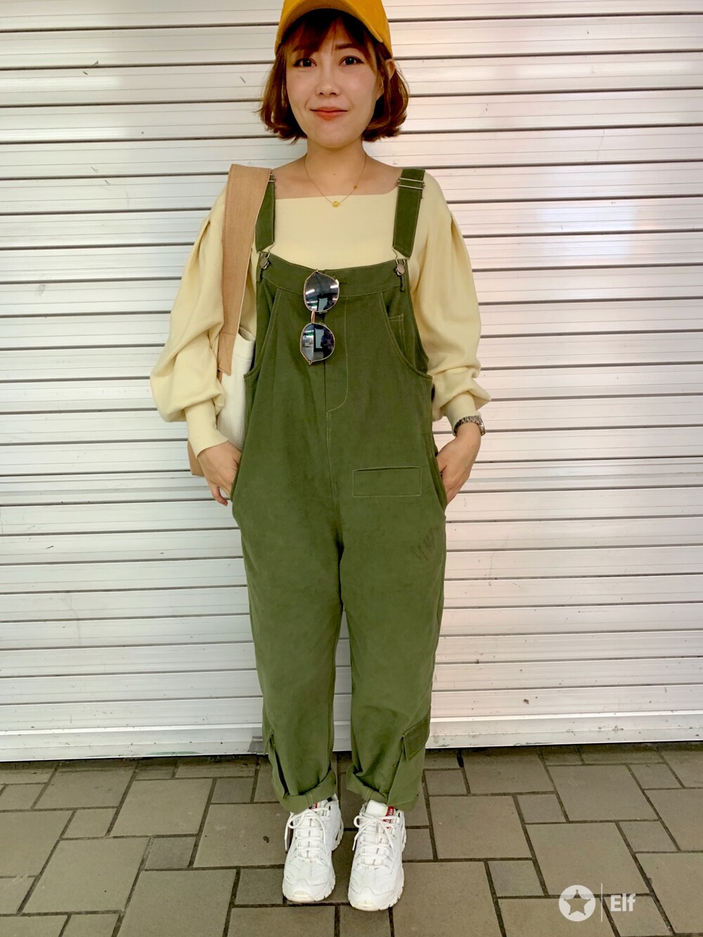 「NEW BALANCEのアイテム（キャップ、イエロー系）」を使った、Yantong Liouさん（レディース・158cm）の秋コーディネートの1枚目の写真