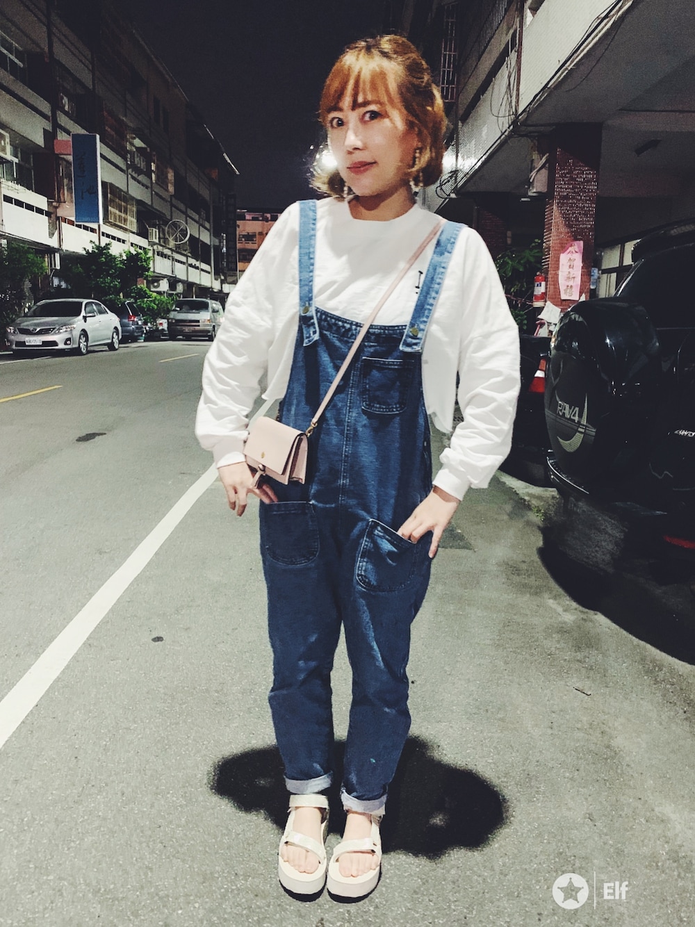 「Tevaのアイテム（サンダル、ホワイト系）」を使った、Yantong Liouさん（レディース・158cm）の秋コーディネートの1枚目の写真