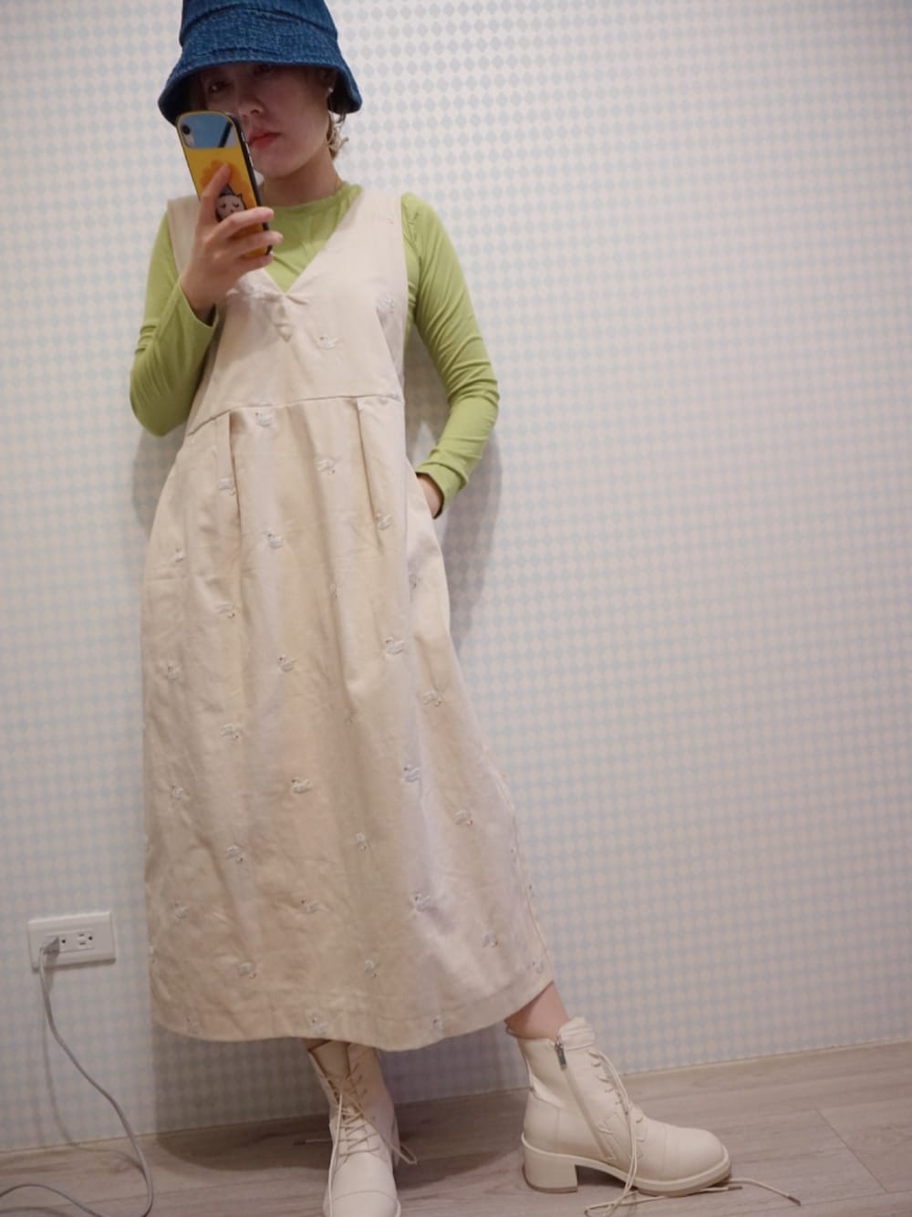 「POU DOU DOUのアイテム（ジャンパースカート、ベージュ系）」を使った、Yantong Liouさん（レディース・158cm）の秋コーディネートの1枚目の写真