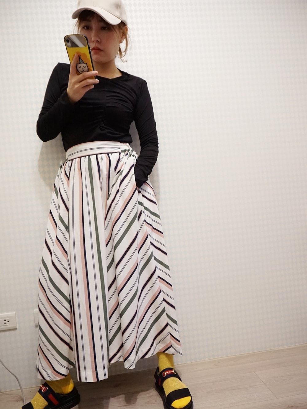「ootdtw」｜「elfのアイテム（スカート、ホワイト系）」を使った、Yantong Liouさん（レディース・158cm）の秋コーディネートの1枚目の写真