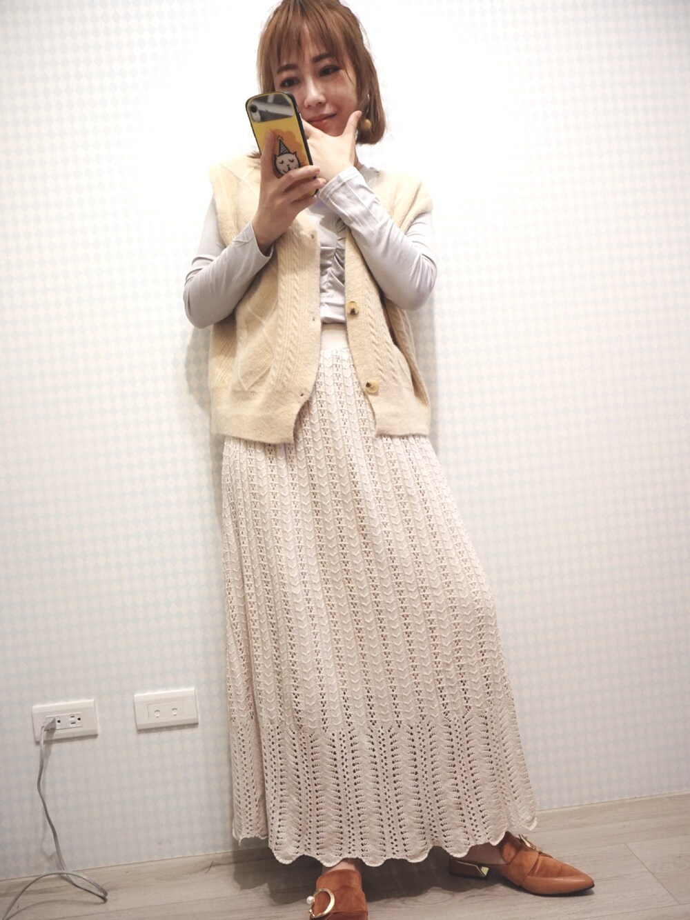 「ootd」｜「elfのアイテム（スカート、ベージュ系）」を使った、Yantong Liouさん（レディース・158cm）の秋コーディネートの1枚目の写真