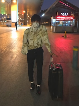 「海外」｜「アイテム（スラックス）」を使った、wellさん（メンズ・171cm）の春コーディネート