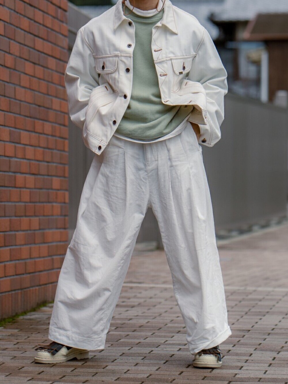 「スウェット、ローファー、ワイドパンツ、ビックシルエット、ホワイトコーデ、ペールトーン、淡色コーデ、くすみカラー、秋コーデ、秋のコーデ」｜「DAIRIKUのアイテム（デニムジャケット、ホワイト系）」を使った、てんちさん（メンズ・165cm）の秋コーディネートの1枚目の写真