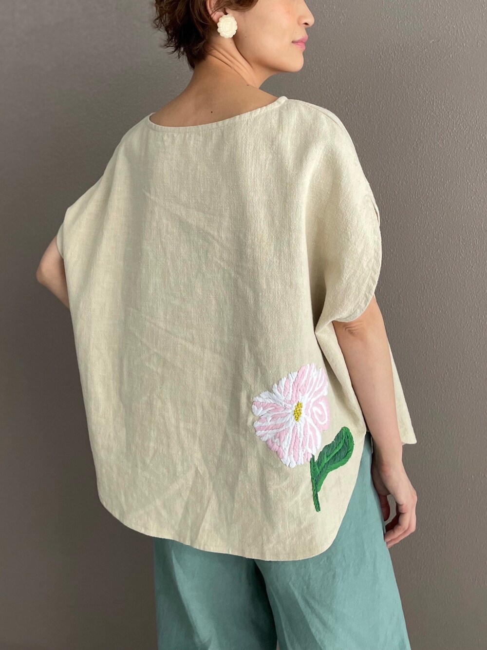 BEARDSLEY（ビアズリー）の「ウシロ花刺繍マルブラウス（シャツ