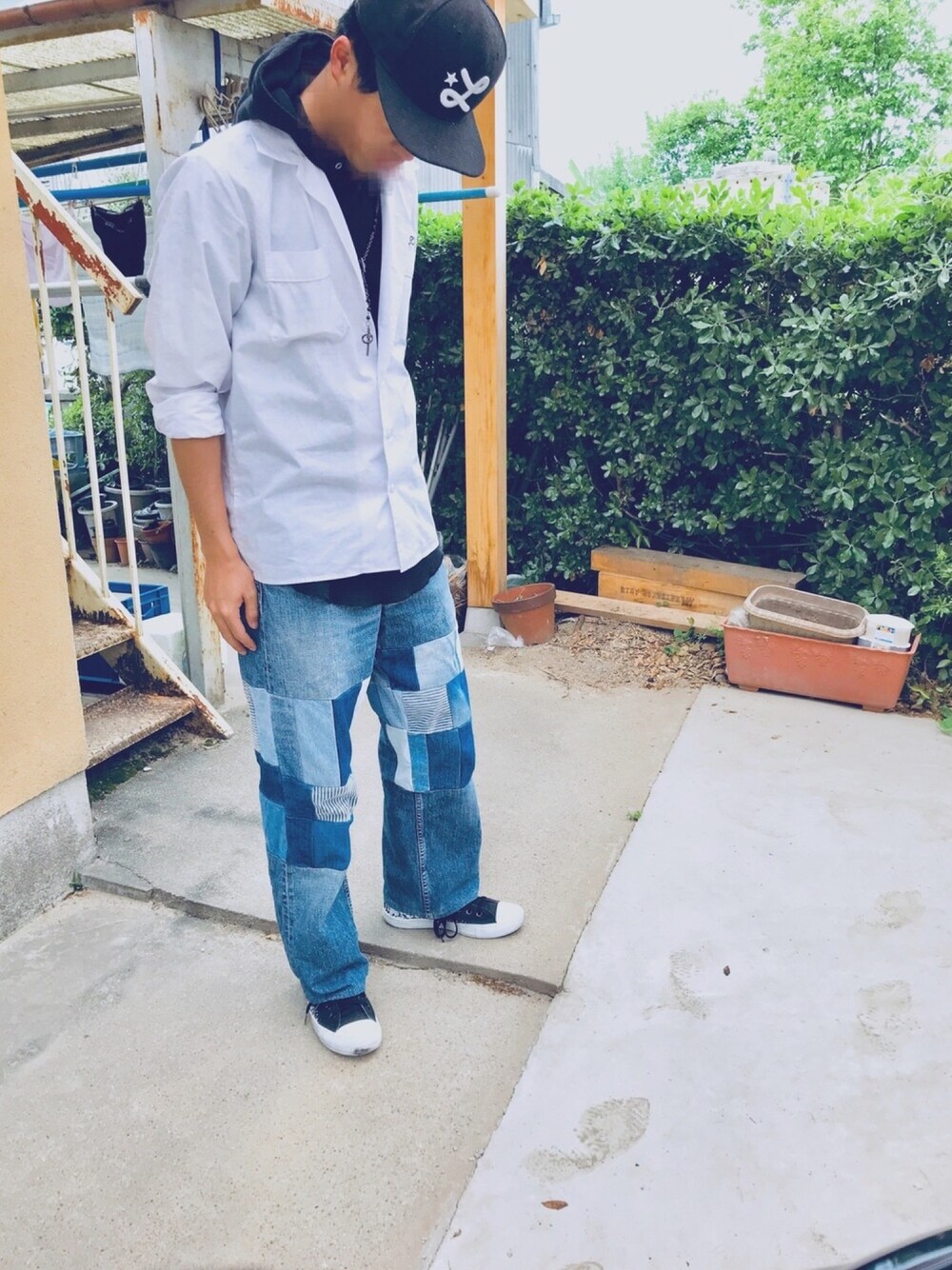 「休日スタイル、おしゃれさんと繋がりたい、スニーカーコーデ、シャツスタイル、古着、レイヤードスタイル、白シャツ、キャップ、converse、重ね着」｜「CONVERSEのconverse  コンバース ALL STAR SP OX オールスター SP オックス 32168551 *BLACK（スニーカー、ブラック系）」を使った、むたさん（メンズ・172cm）の春コーディネートの1枚目の写真
