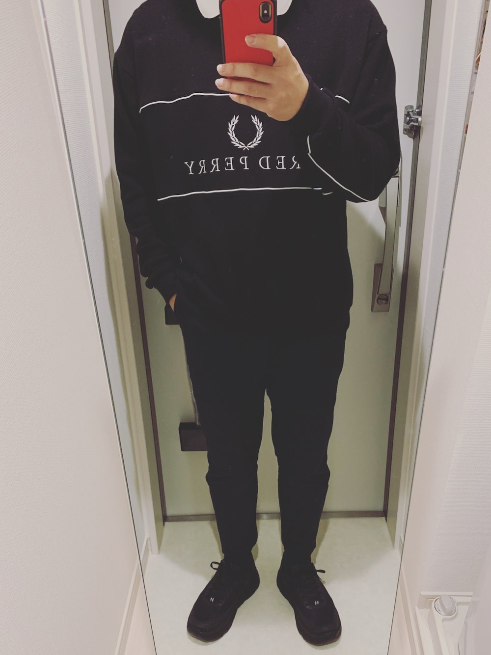 「秋コーデ、休日スタイル、FRED PERRY、BEAUTY&YOUTH UNITED ARROWS、HOKAONEONE、おしゃれさんと繋がりたい、今日のコーデ、スニーカー、スラックス、ワントーンコーデ」｜「FRED PERRYのFRED PERRY×AMERICANRAGCIE フレッドペリー×アメリカンラグシー/襟付きハーフジップスウェット（スウェット、ブラック系）」を使った、KOUTAさん（メンズ・175cm）の秋コーディネートの1枚目の写真